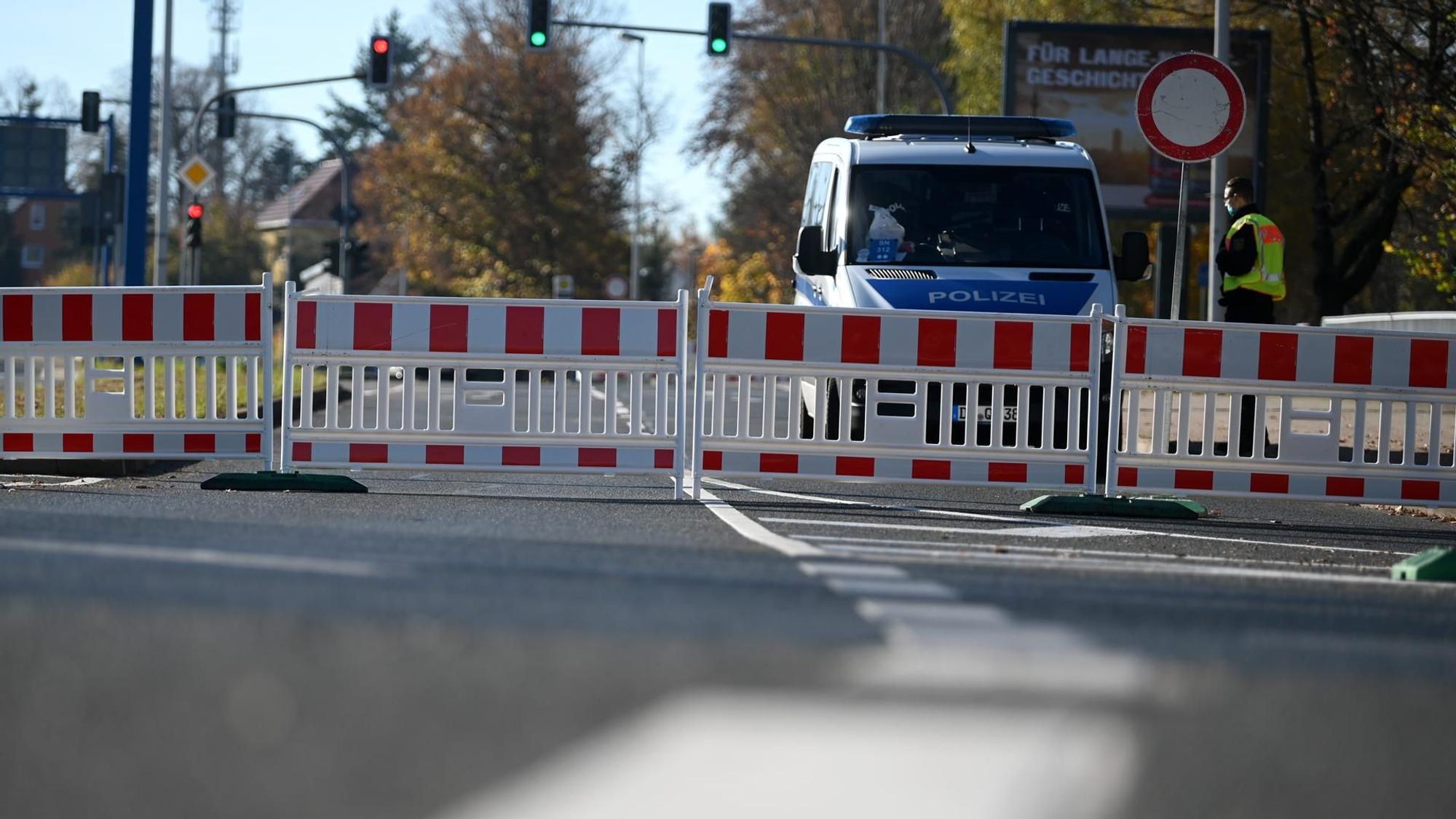 Die Polizei sperrt im Umkreis einer Fliegerbombe ab.