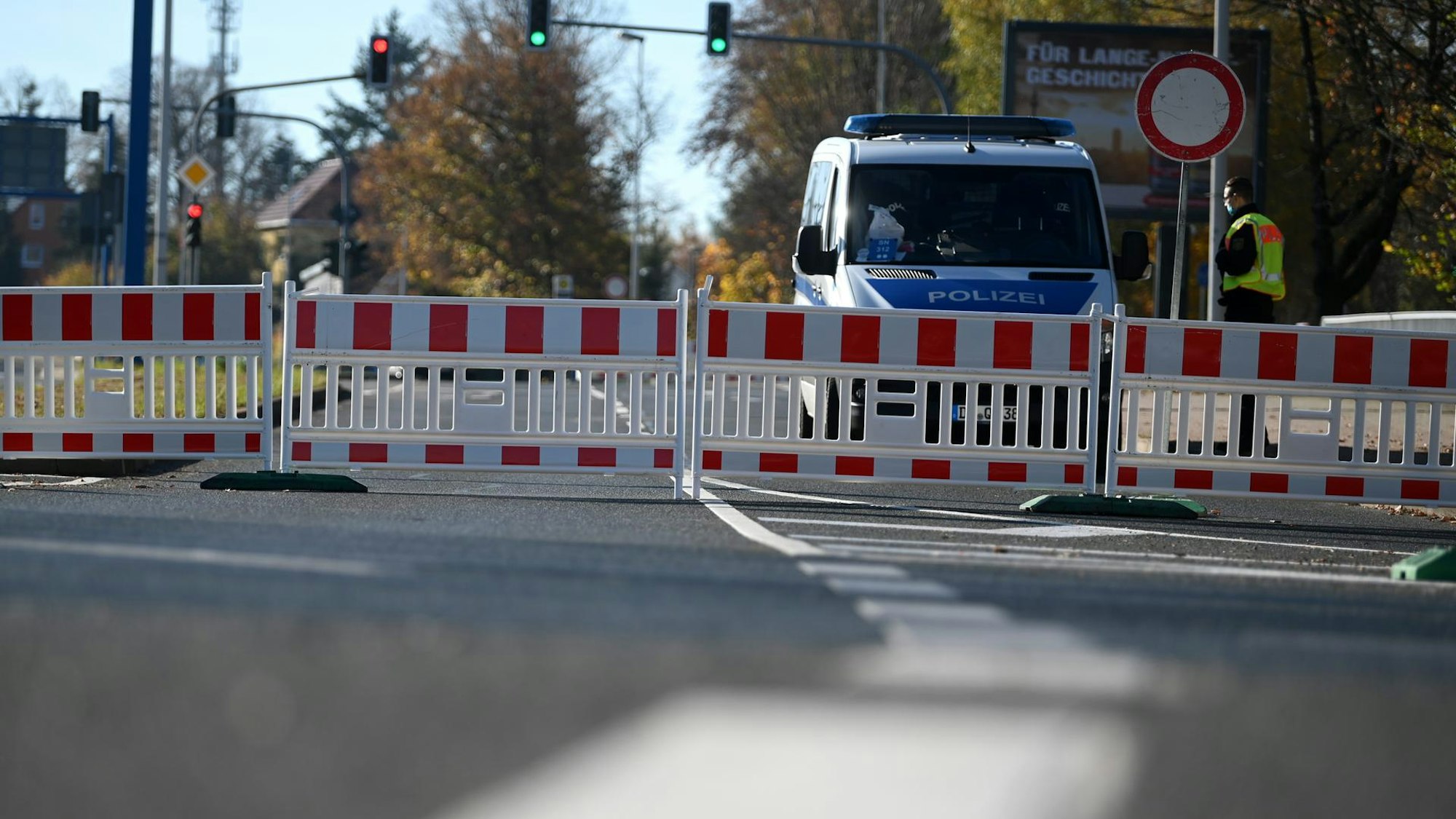 Die Polizei sperrt im Umkreis einer Fliegerbombe ab.