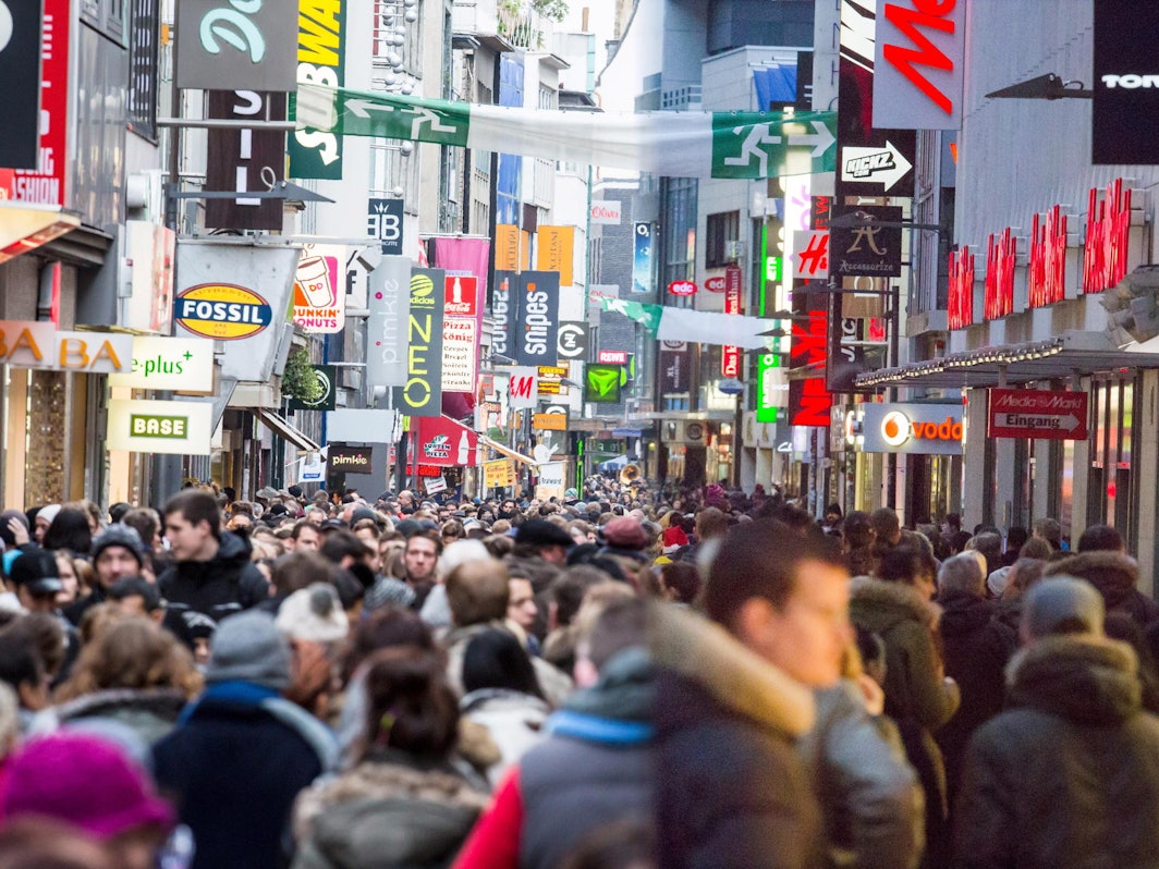Menschen laufen über die Hohe Straße in Köln.