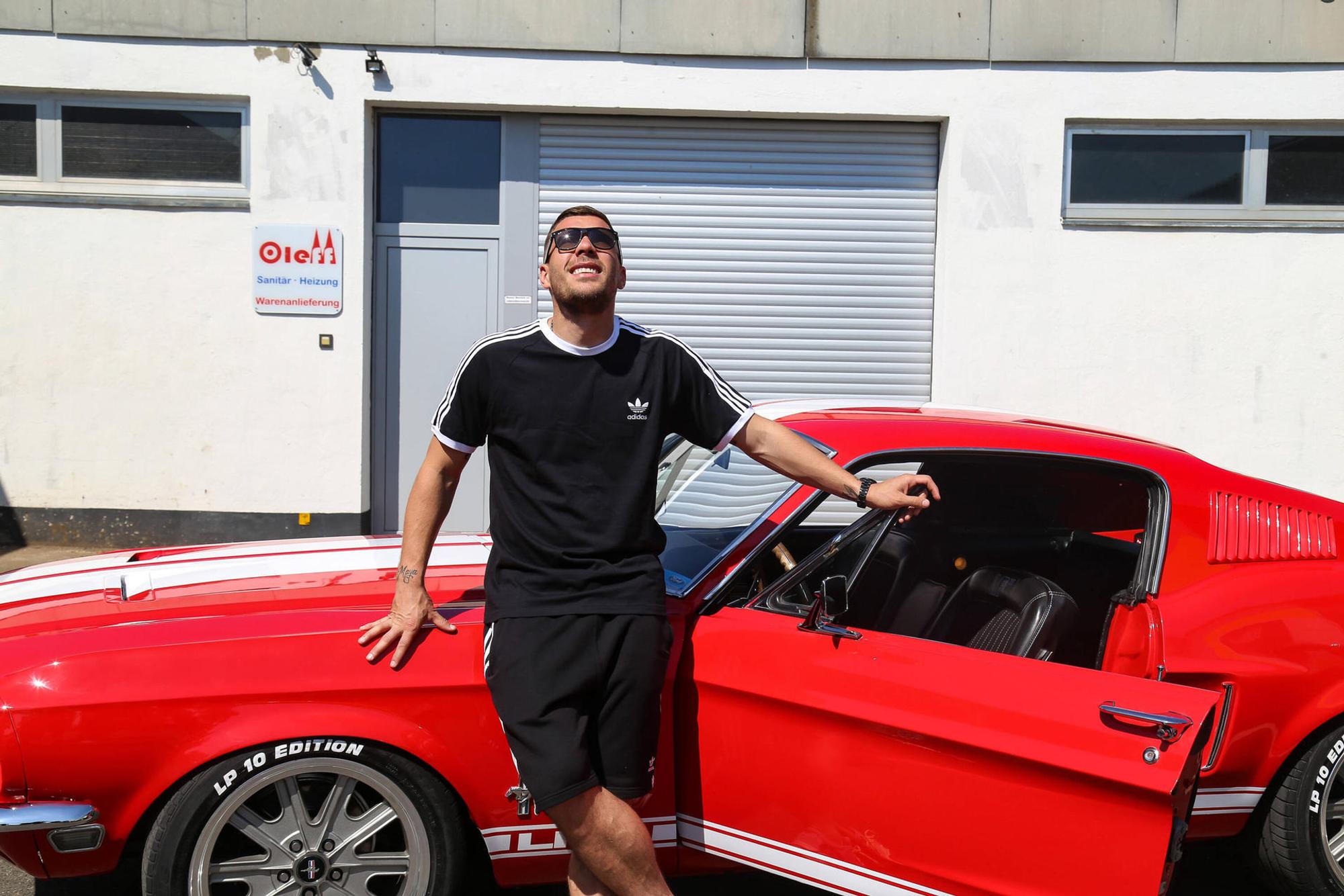 Lukas_Podolski_Mustang_Rot