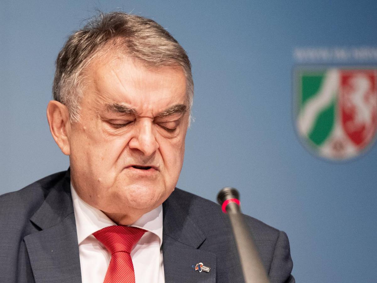 NRW-Innenminister Herbert Reul bei einer Pressekonferenz