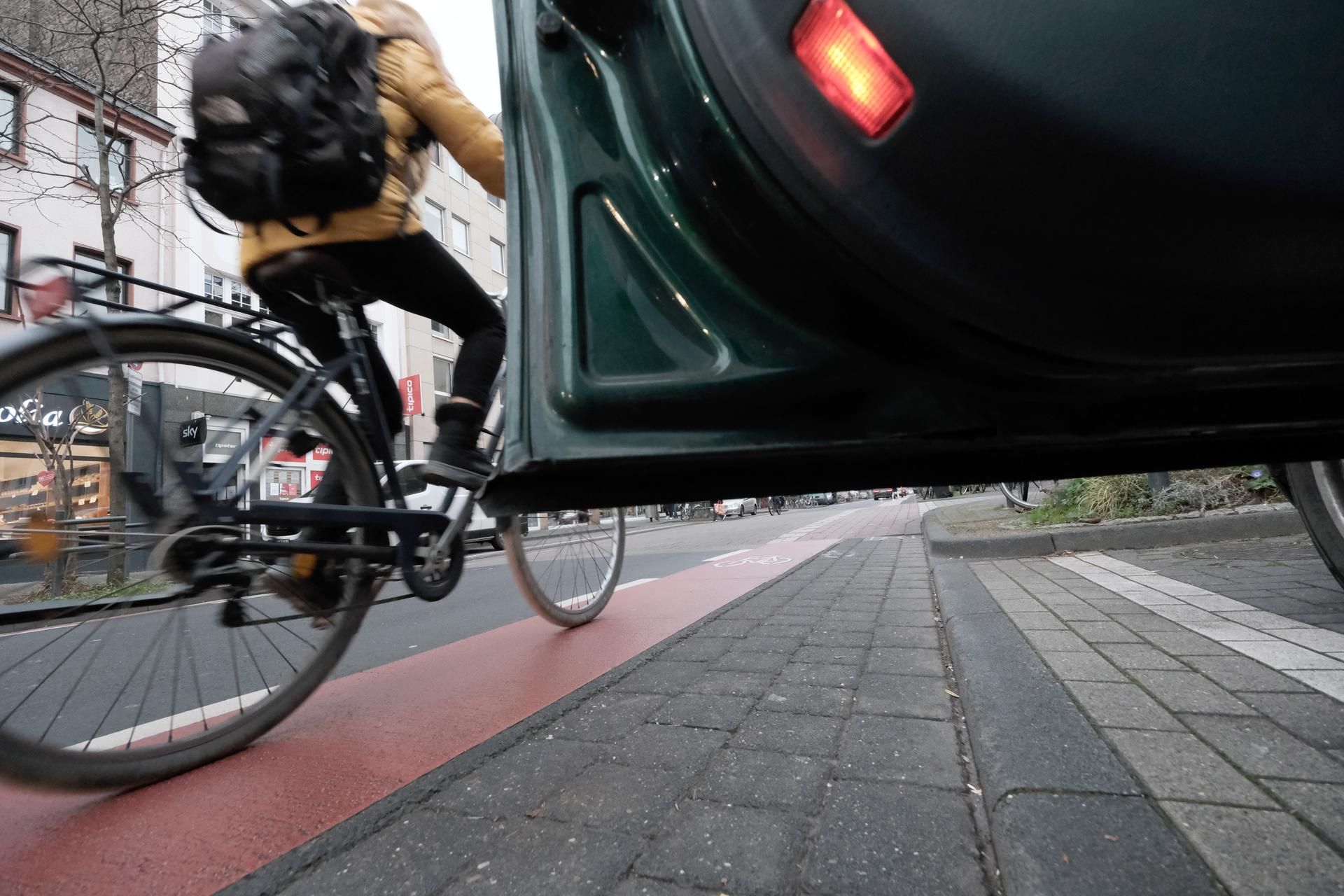 Ein Autofahrer öffnet die Tür auf der Venloer Straße in Köln.