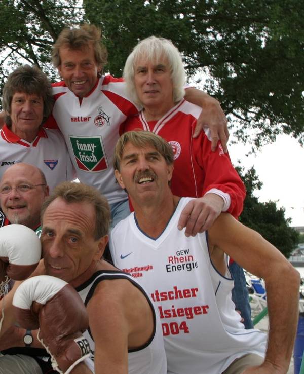 Die Bläck Fööss bei einem Fototermin in Sport-Trikots.