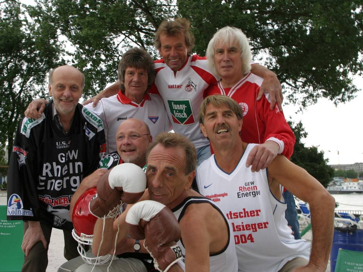Die Bläck Fööss bei einem Fototermin in Sport-Trikots.