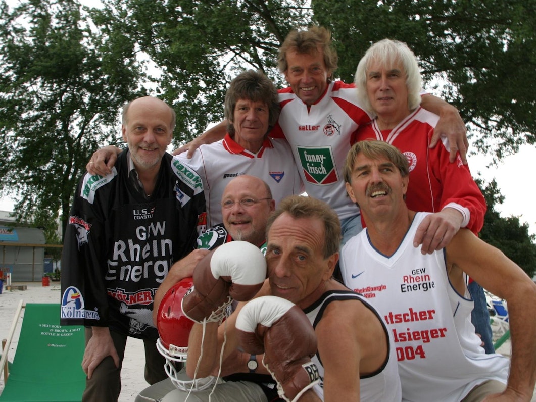 Die Bläck Fööss bei einem Fototermin in Sport-Trikots.