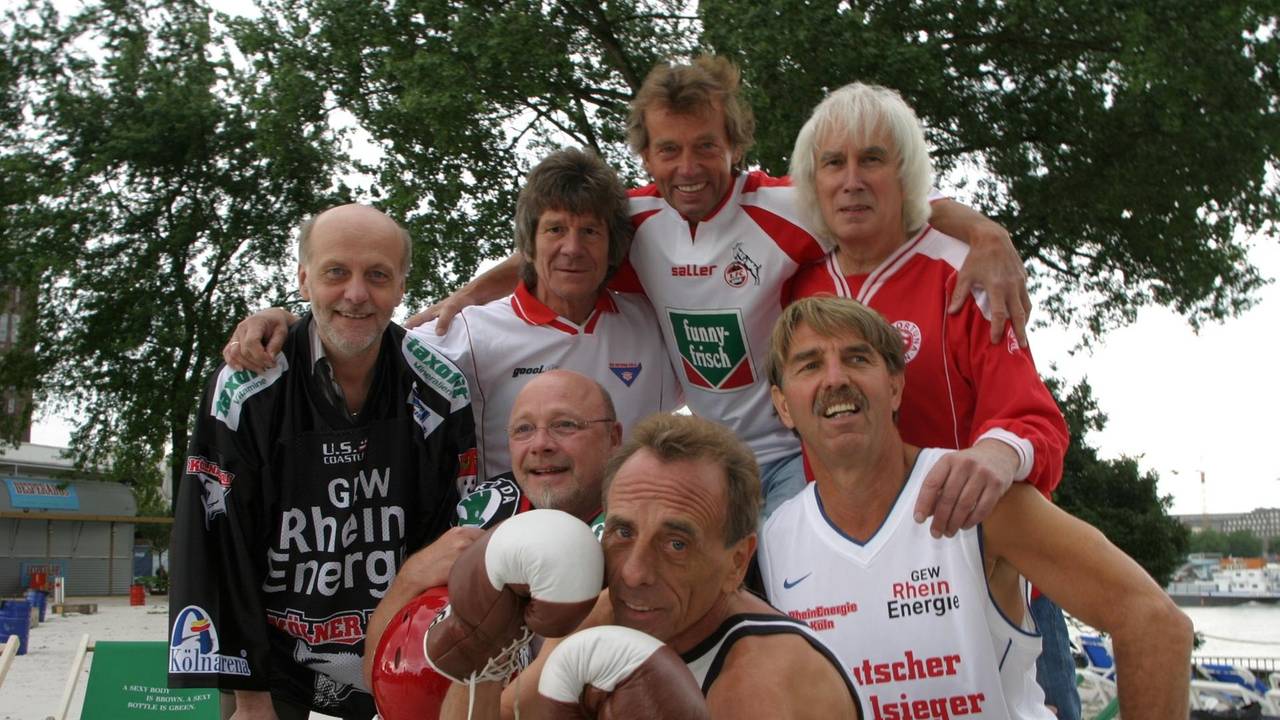 Die Bläck Fööss bei einem Fototermin in Sport-Trikots.