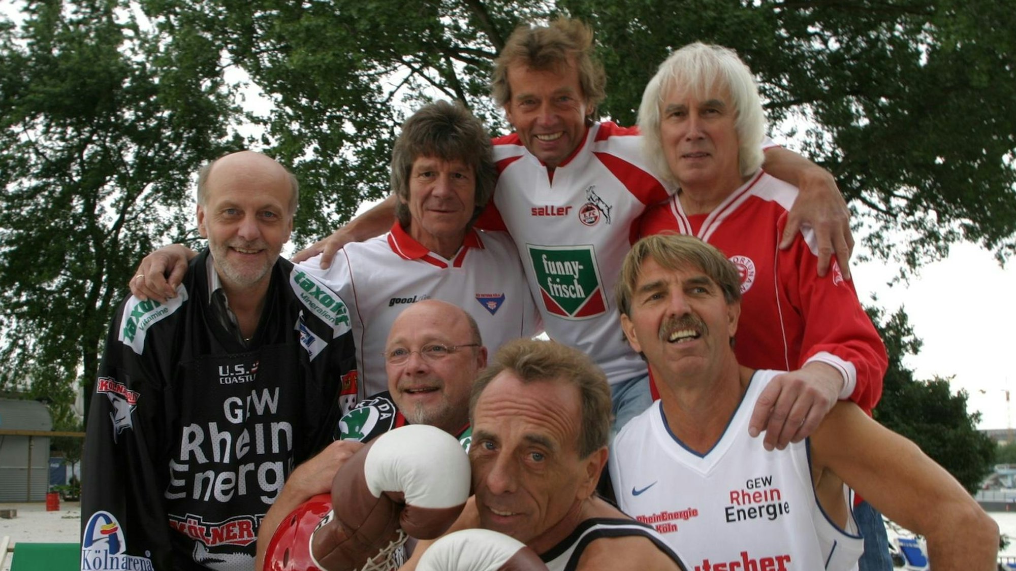 Die Bläck Fööss bei einem Fototermin in Sport-Trikots.