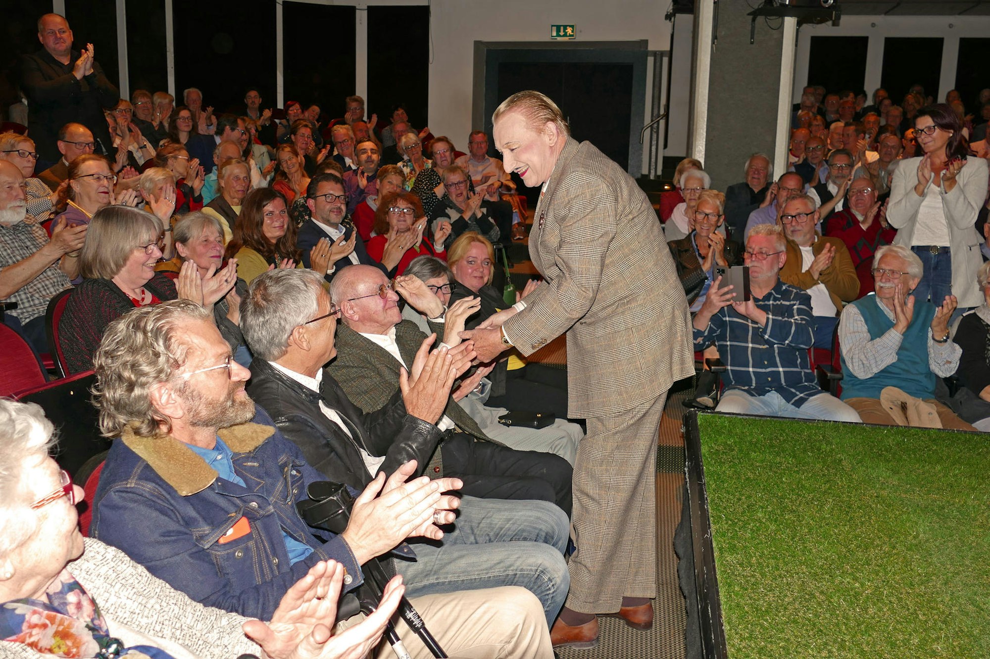 Robert Kreis begrüßt Alfred Biolek in der ersten Reihe Foto Andrea Matzker P4580470