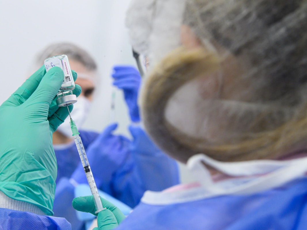 Undatiertes Symbolfoto: Medizinisches Personal beim Aufziehen von Impfstoff.