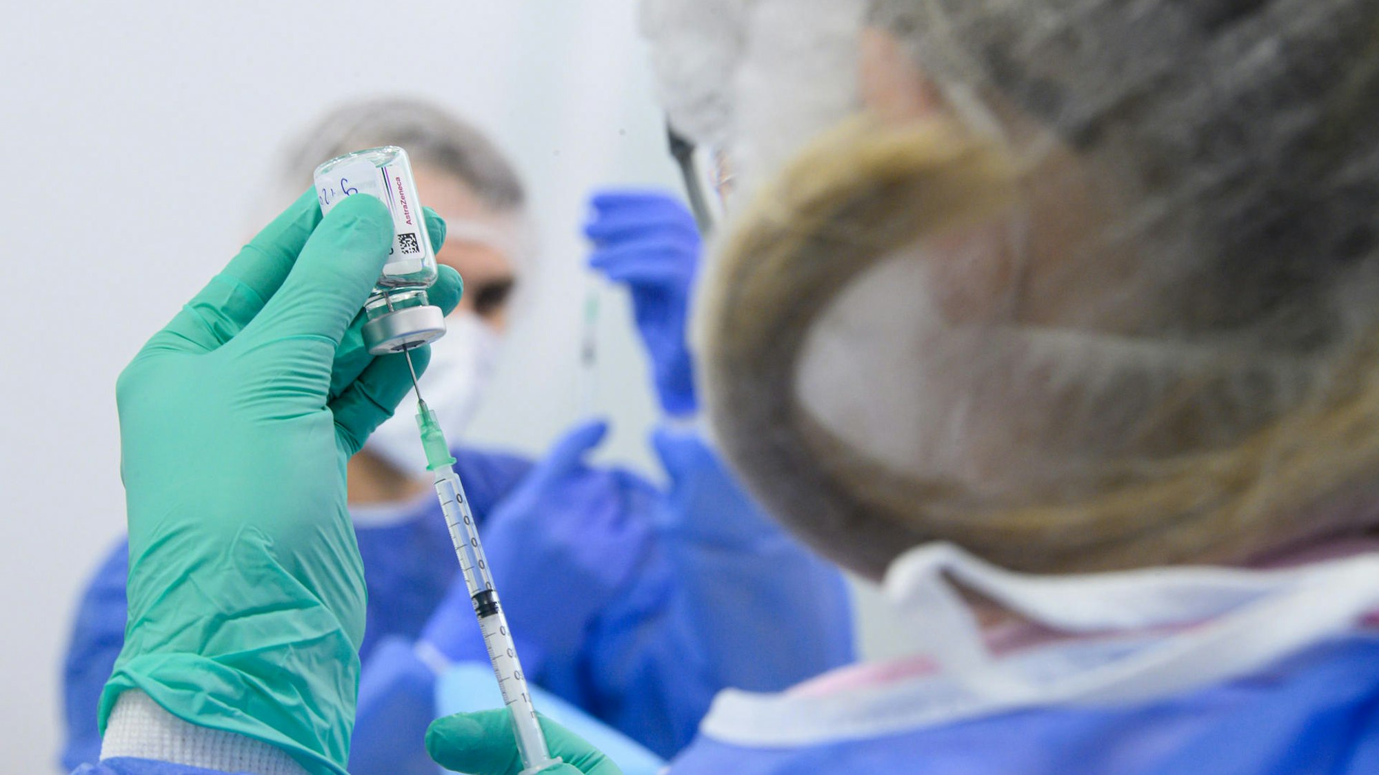 Undatiertes Symbolfoto: Medizinisches Personal beim Aufziehen von Impfstoff.