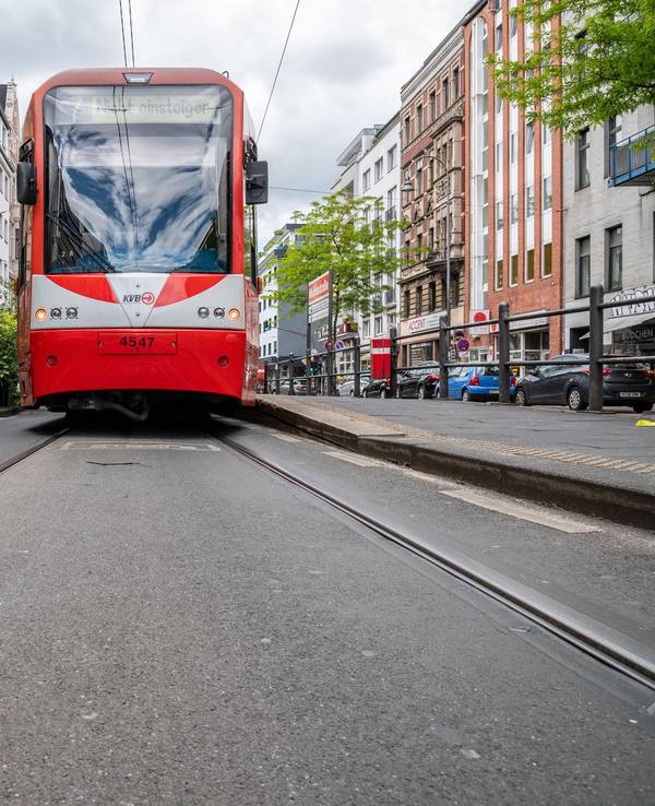 KVB Straßenbahn auf der Aachener Strasse