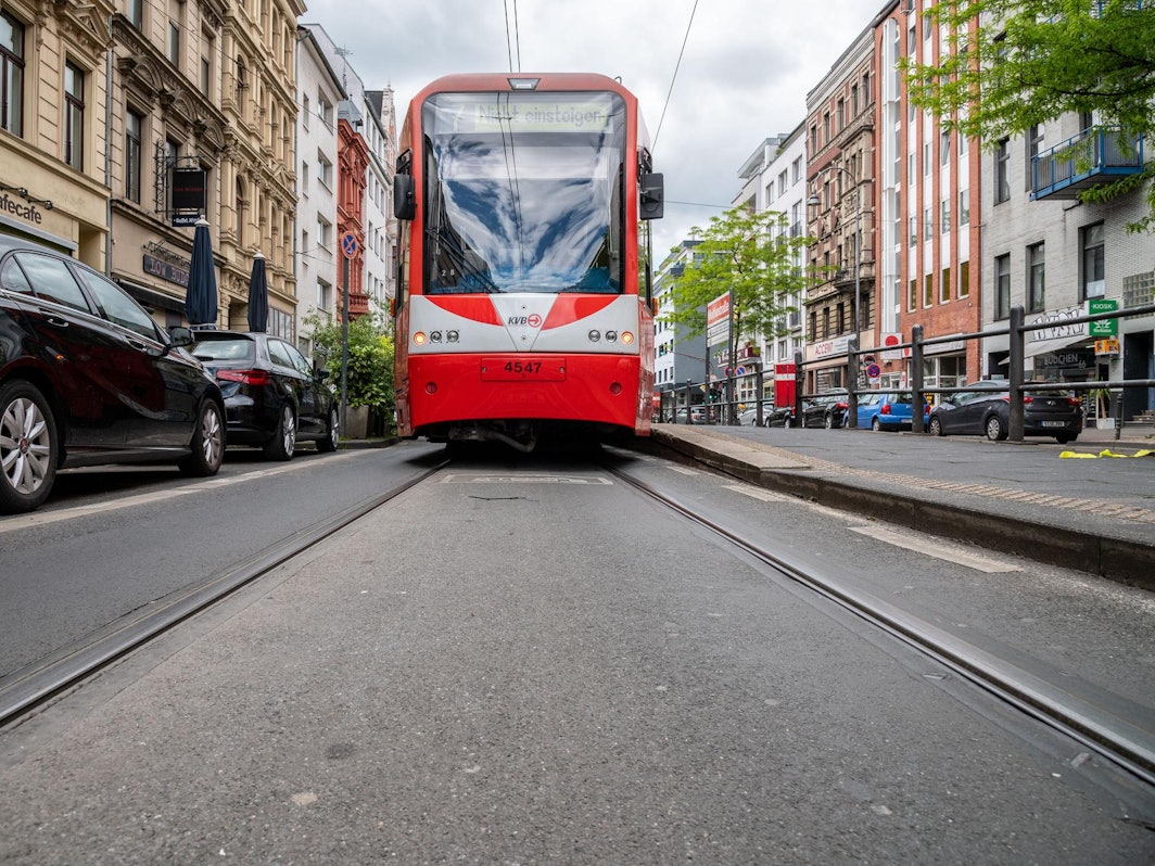 KVB Straßenbahn auf der Aachener Strasse