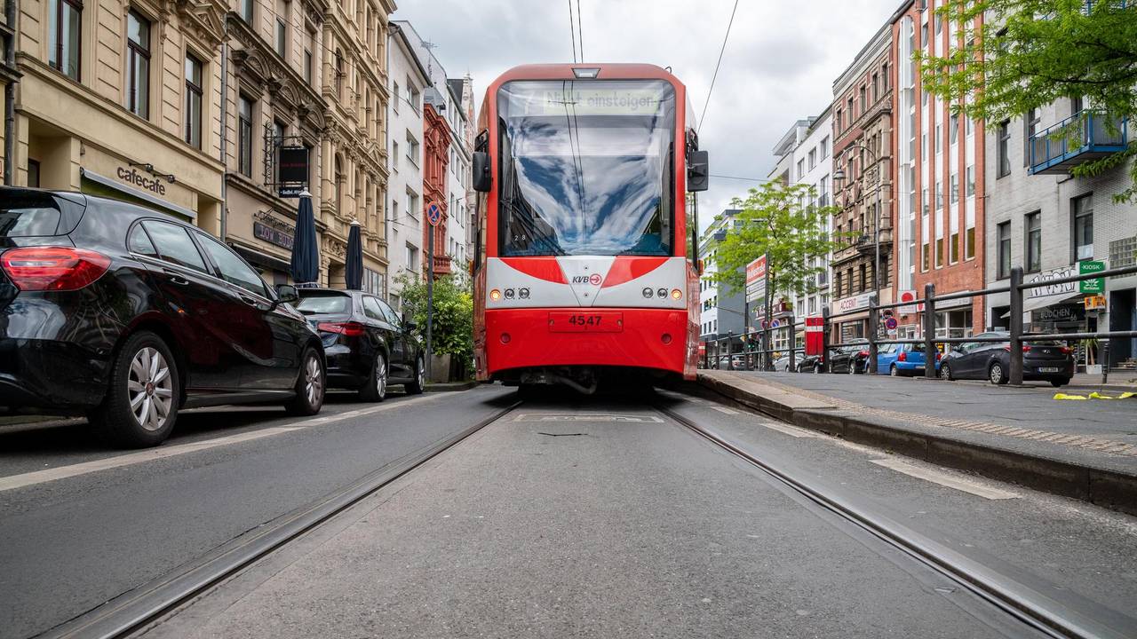KVB Straßenbahn auf der Aachener Strasse