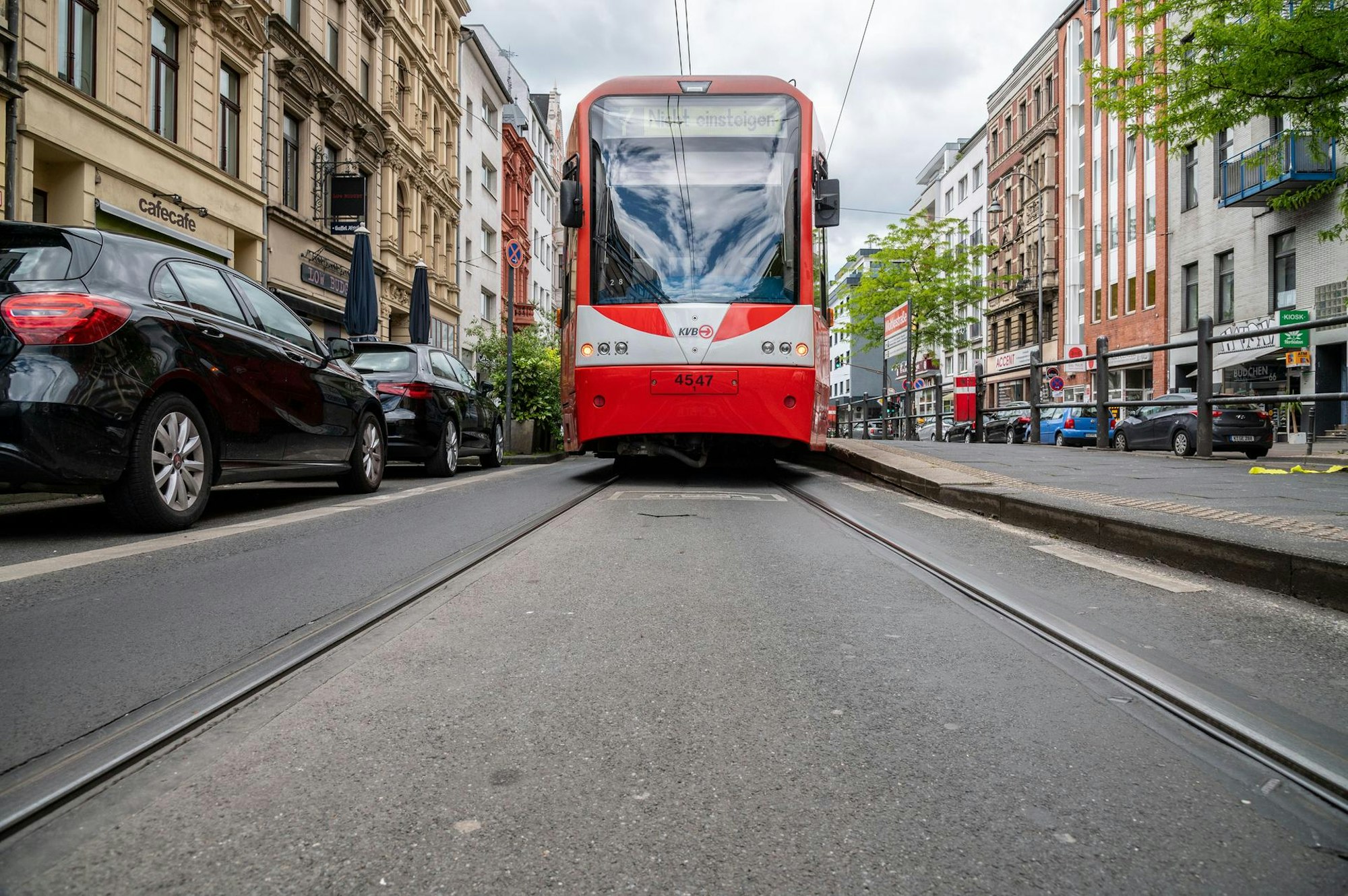 KVB Straßenbahn auf der Aachener Strasse