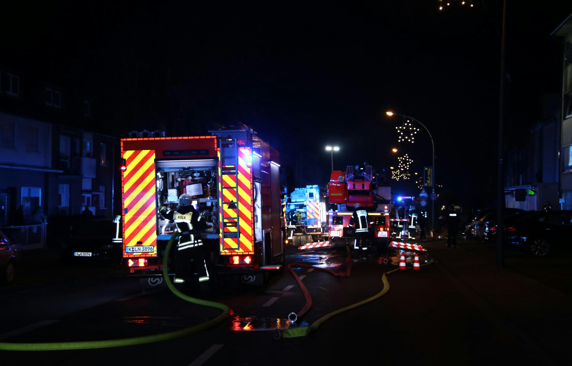 Das Foto zeigt die Kölner Feuerwehr bei einem Einsatz.