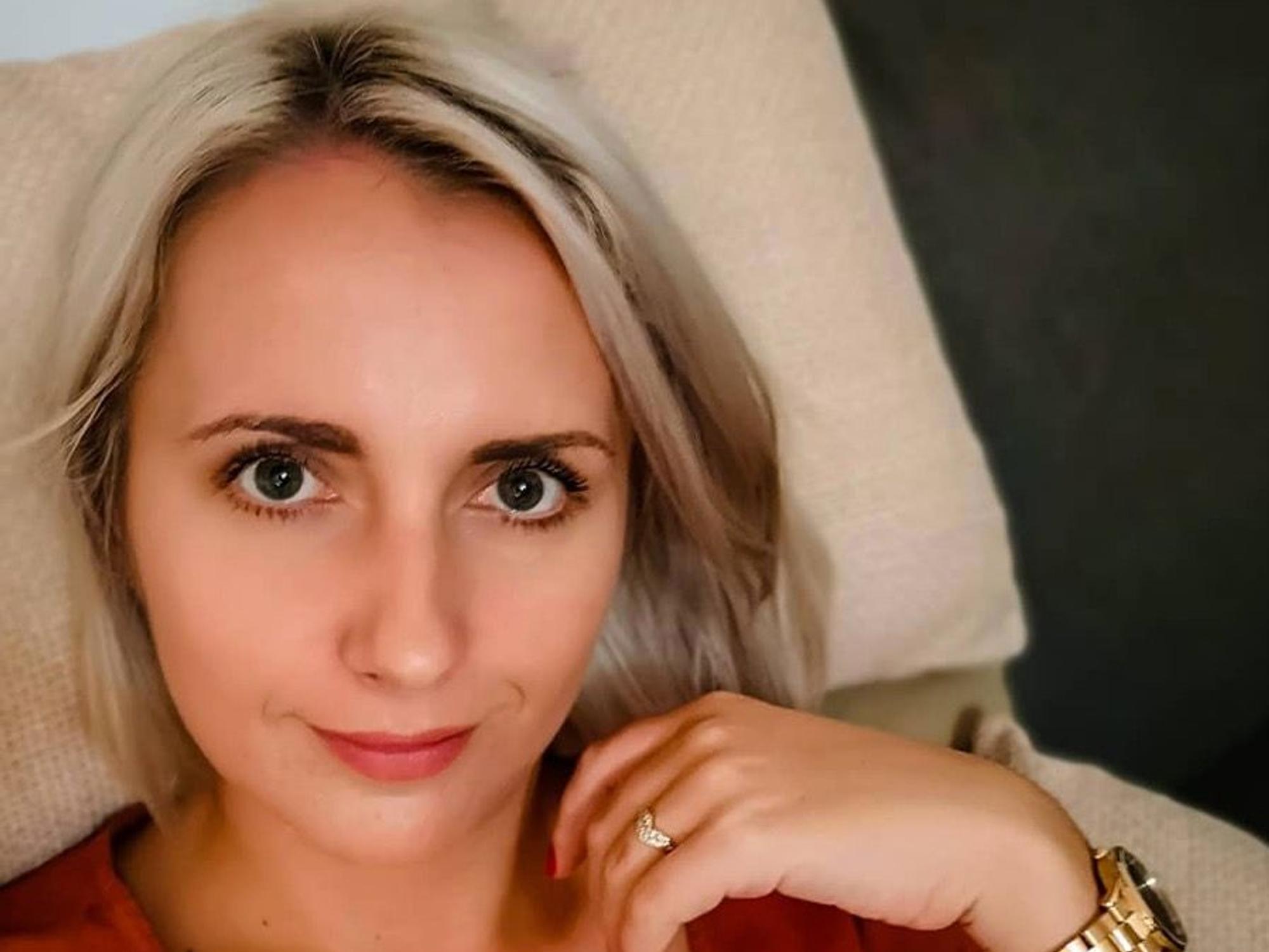 Das Selfie zeigt die ehemalige „Bauer sucht Frau“ -Teilnehmerin Anna Heiser lächelnd.