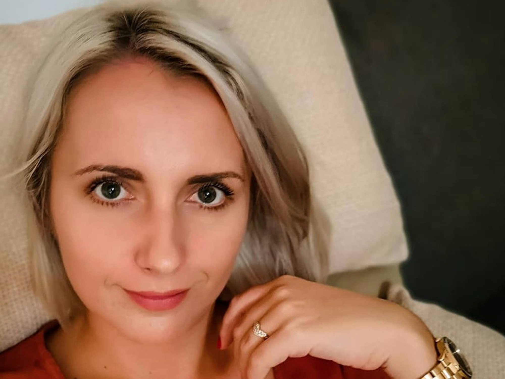 Das Selfie zeigt die ehemalige „Bauer sucht Frau“ -Teilnehmerin Anna Heiser lächelnd.