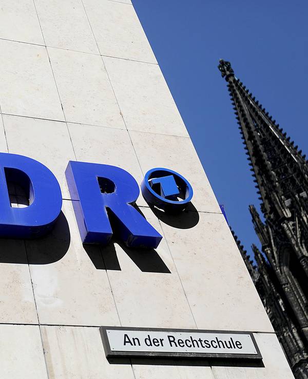 Ein WDR-Logo am Sender-Funkhaus in Köln