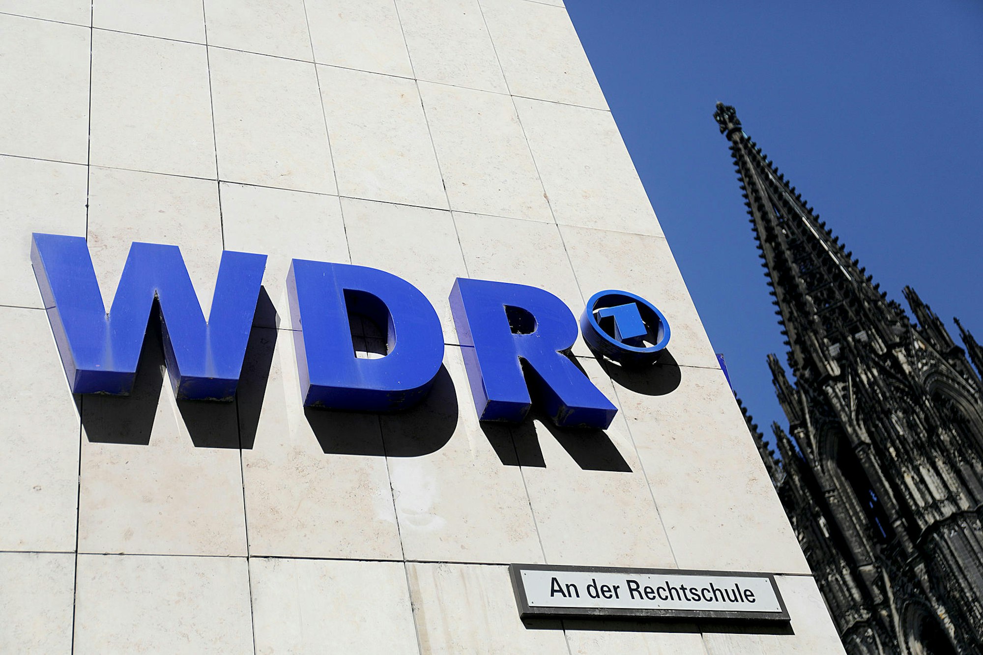 Ein WDR-Logo am Sender-Funkhaus in Köln