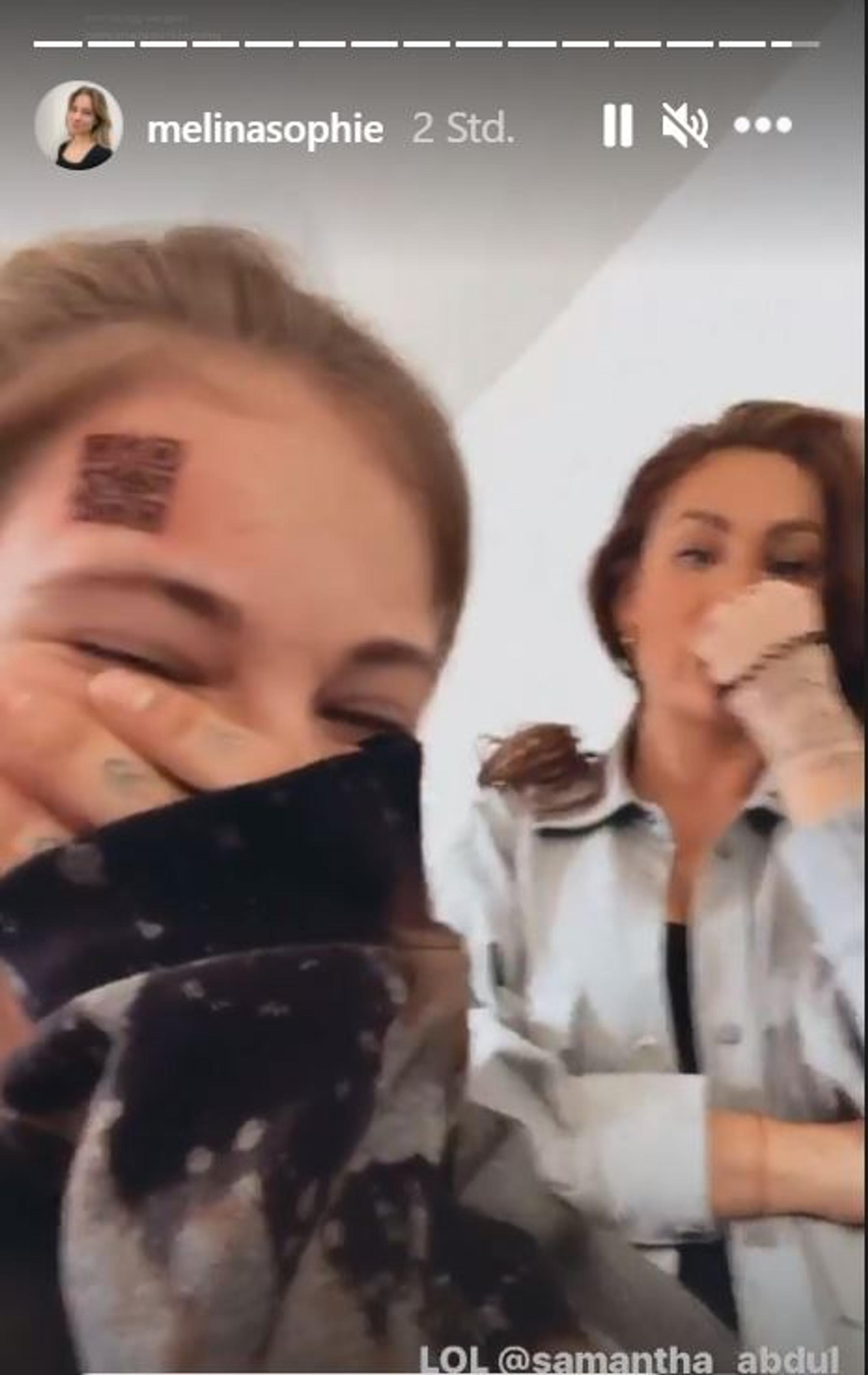 MelinaSophie_TattooStirn_001
