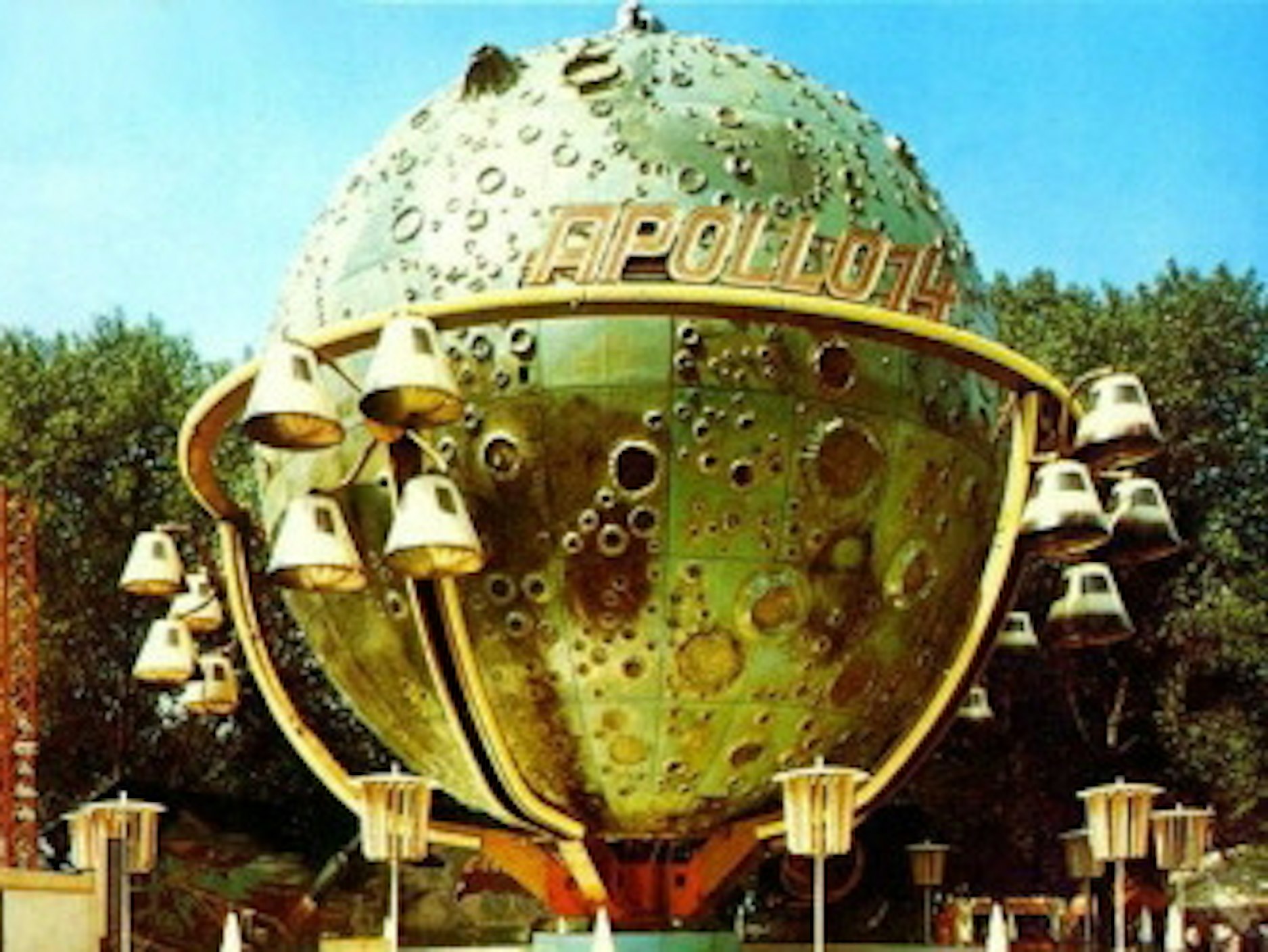 Blick auf das Mond-Kettenkarussel, das einst in Köln stand.