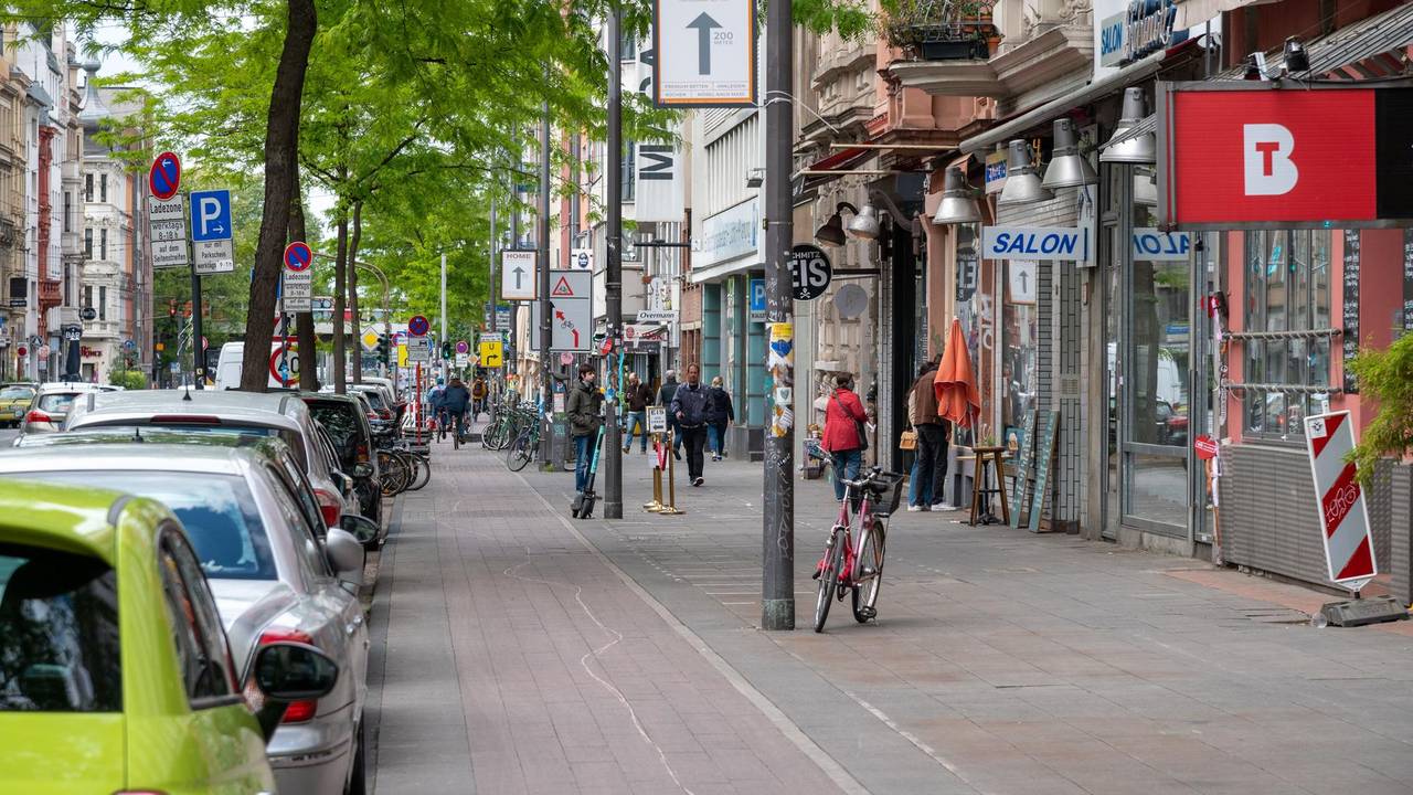 Passanten gehen auf der Aachener Straße in Köln.