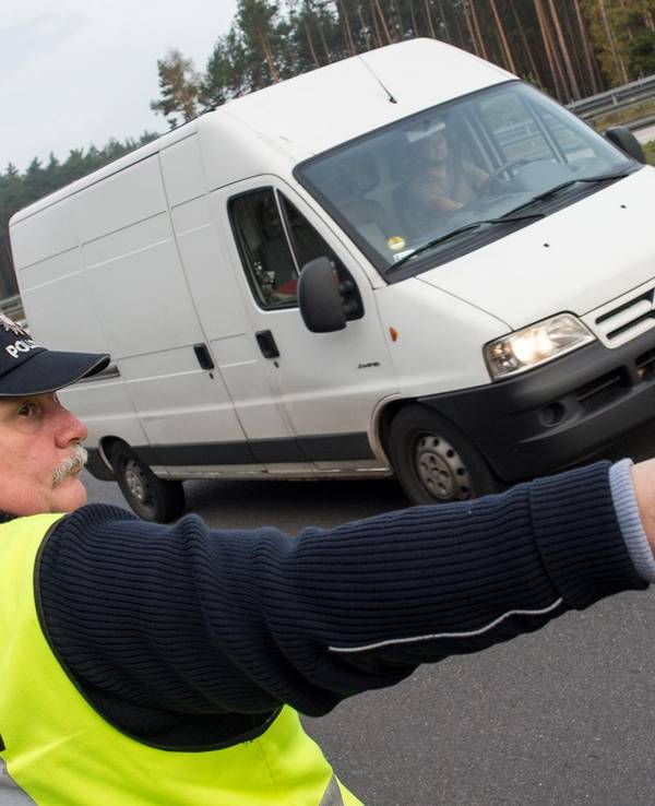 Verkehrskontrolle eines Transporters durch die Polizei.