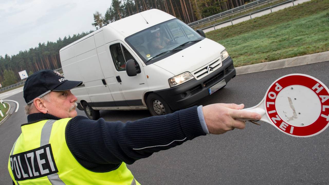 Verkehrskontrolle eines Transporters durch die Polizei.