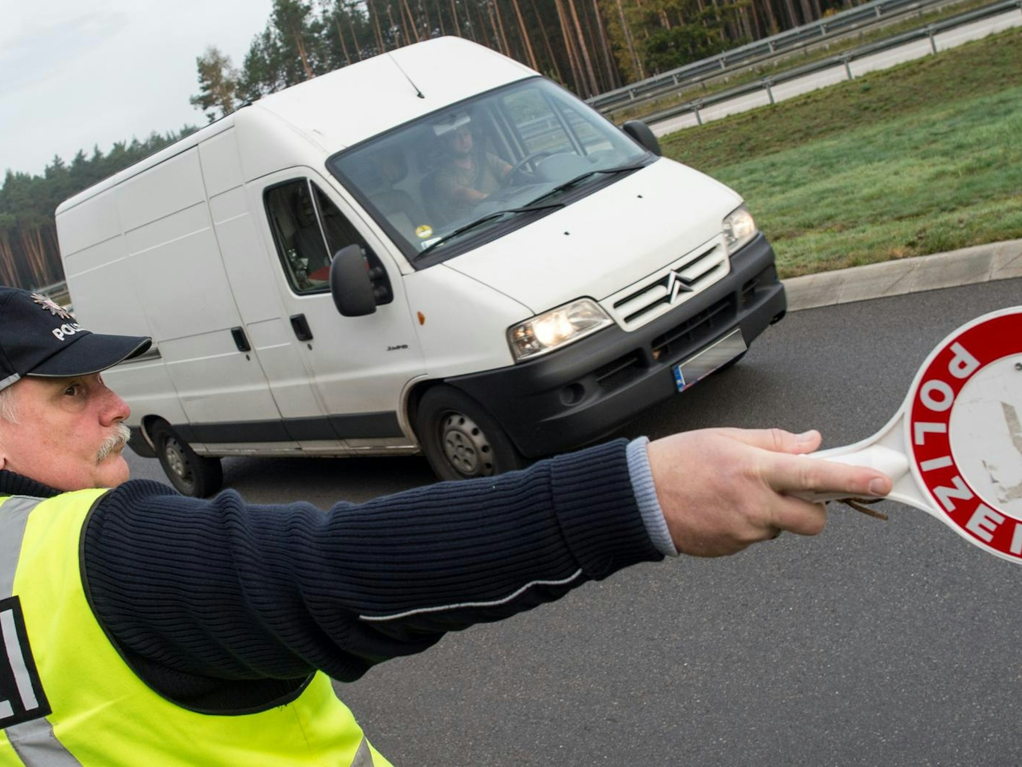 Verkehrskontrolle eines Transporters durch die Polizei.