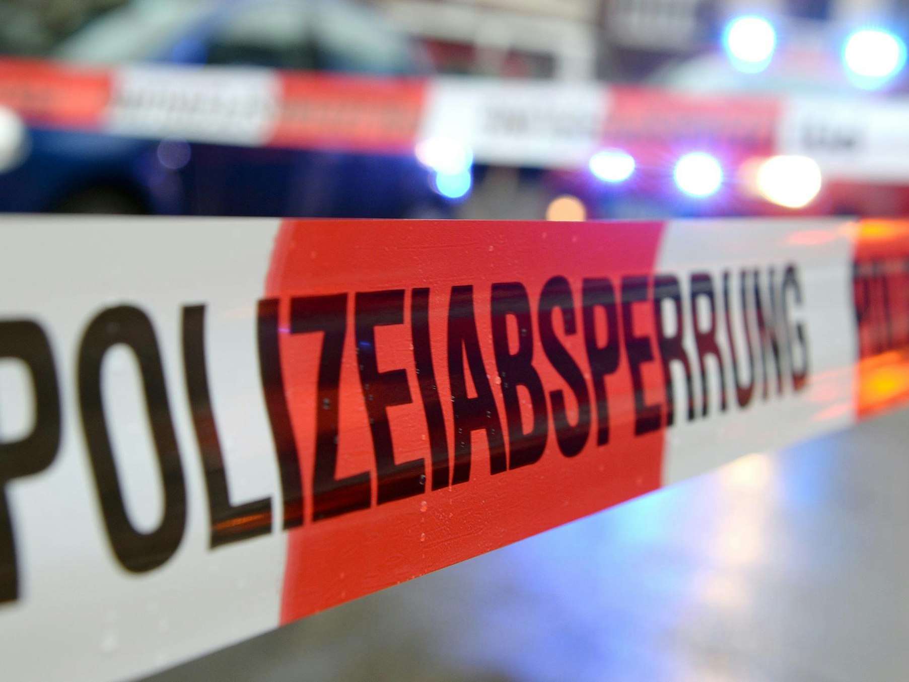 Dieses undatierte Symbolbild zeigt ein Flatterband mit der Aufschrift Polizeiabsperrung.