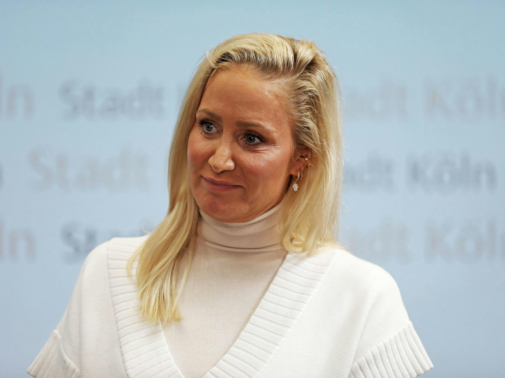 Janine Kunze auf einer Pressekonferenz zum Karnevalsauftakt in Köln