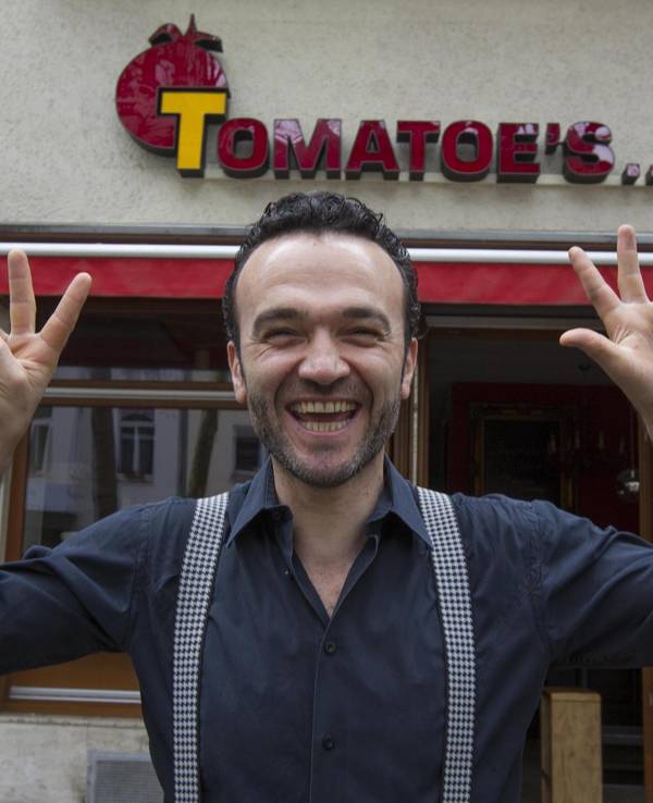 Tomatoes-Inhaber Apo vor seinem Lokal
