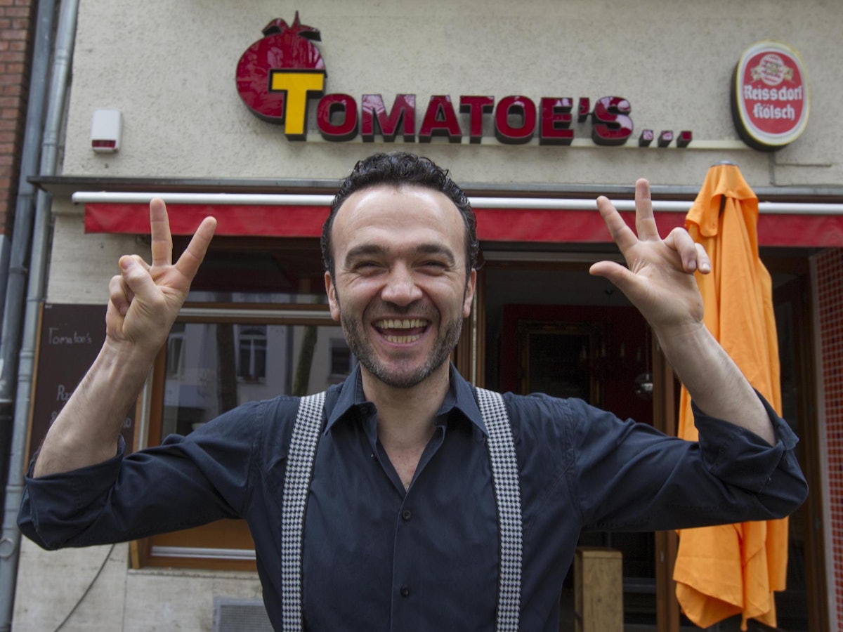 Tomatoes-Inhaber Apo vor seinem Lokal