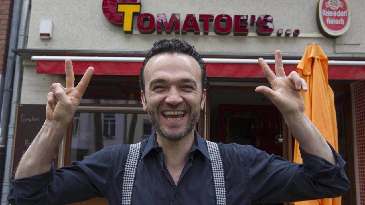 Tomatoes-Inhaber Apo vor seinem Lokal