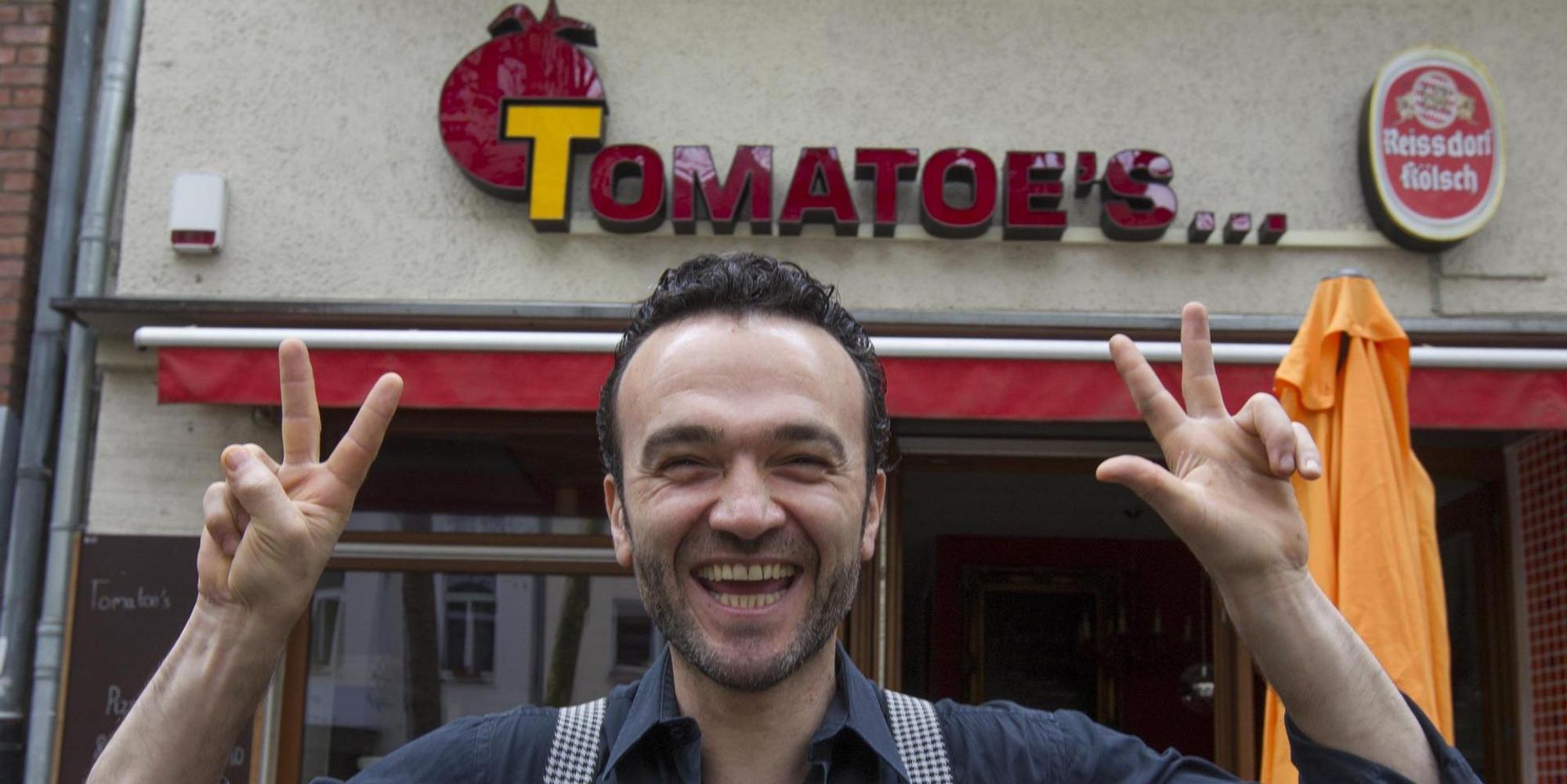 Tomatoes-Inhaber Apo vor seinem Lokal