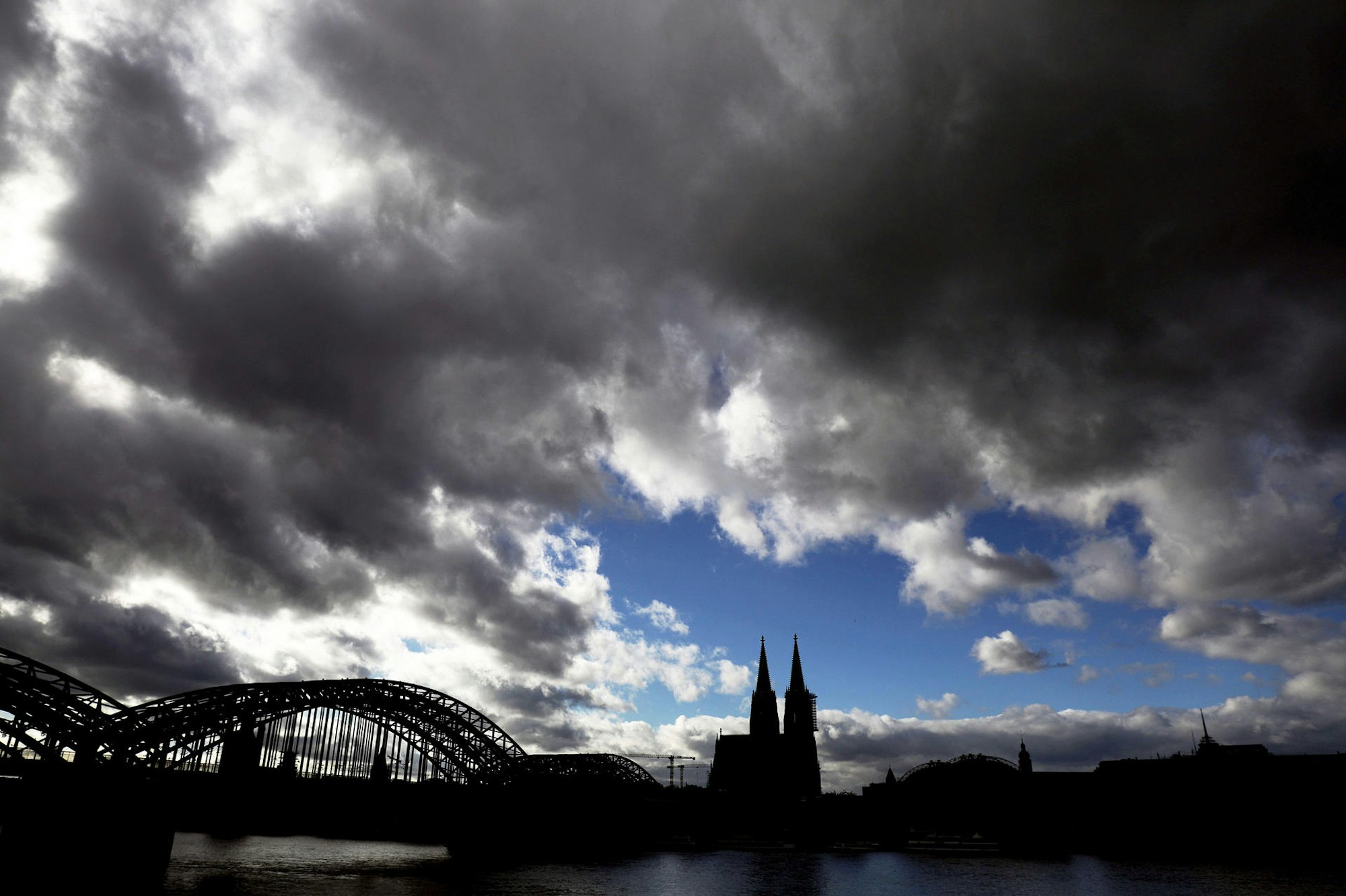 Dichte Wolken über dem Kölner Dom