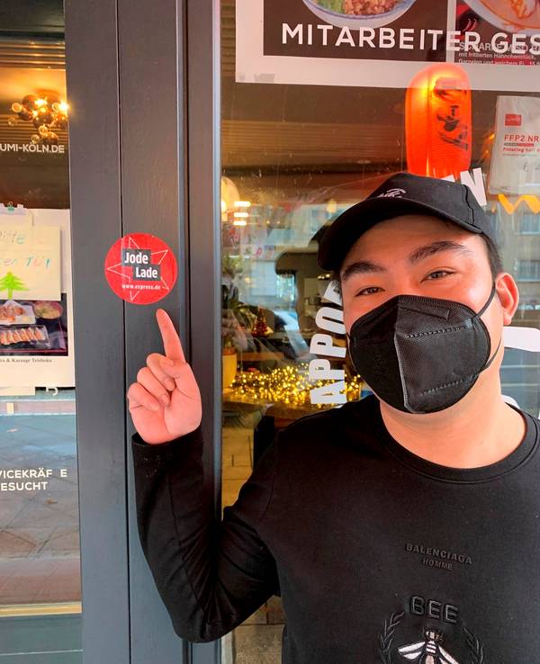Inhaber Ya Xi Hu zeigt das Jode-Lade-Siegel am Takumi in Köln.