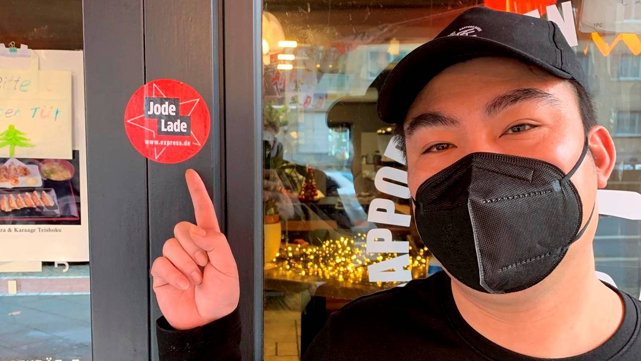 Inhaber Ya Xi Hu zeigt das Jode-Lade-Siegel am Takumi in Köln.