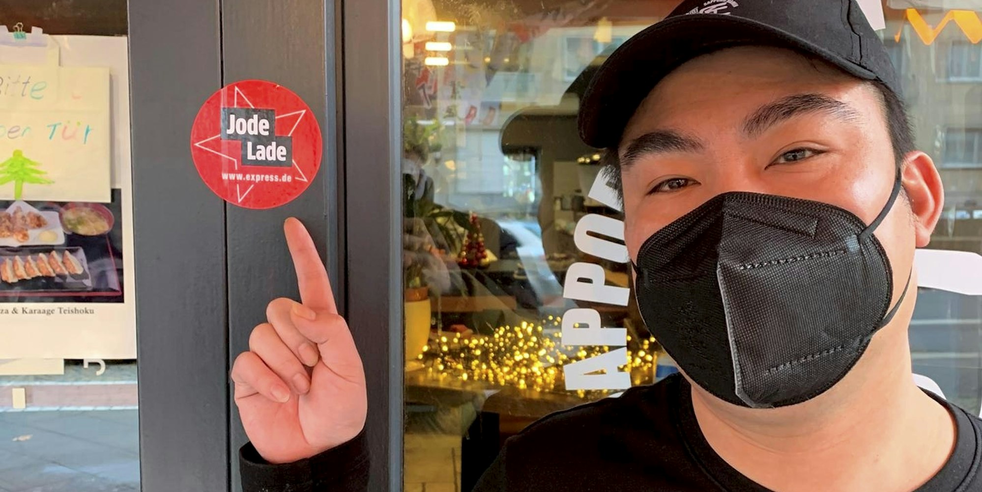 Inhaber Ya Xi Hu zeigt das Jode-Lade-Siegel am Takumi in Köln.