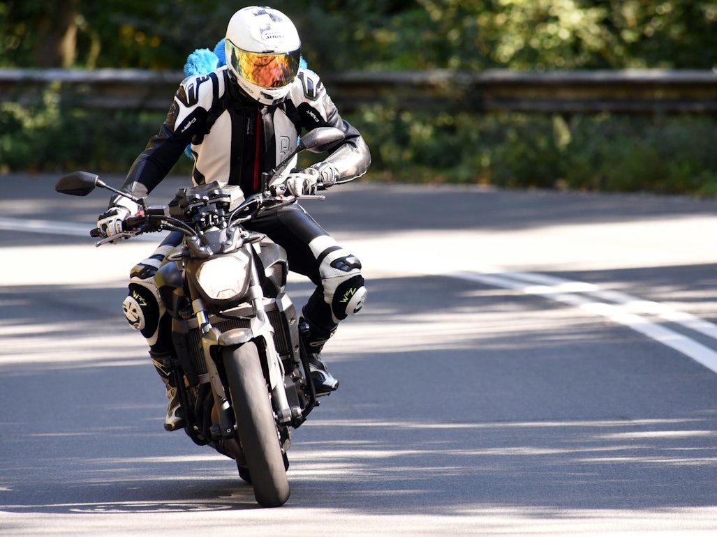 Ein Motorradfahrer auf der Straße.