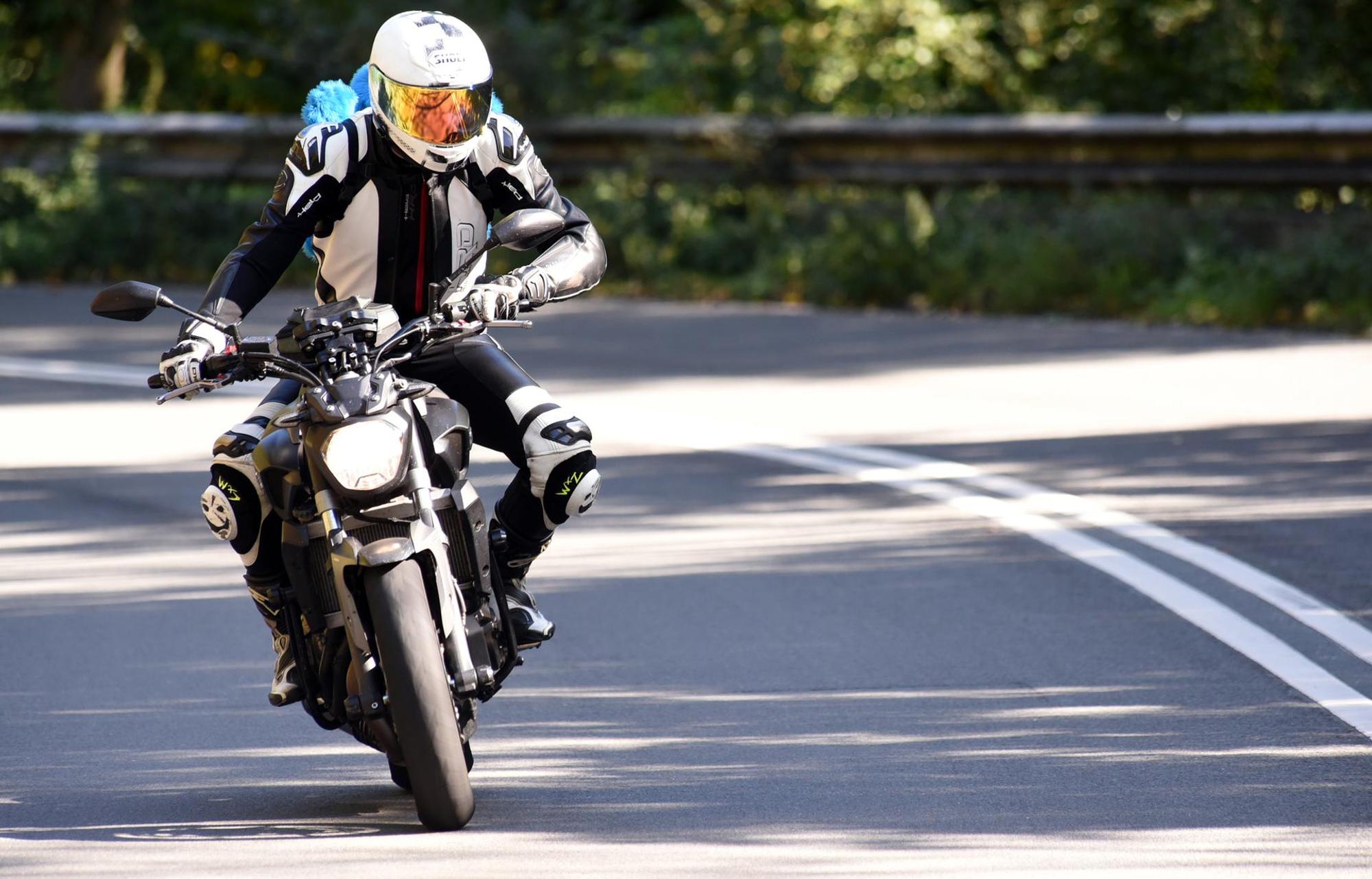 Ein Motorradfahrer auf der Straße.