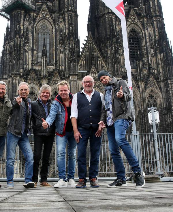 Die Bläck Fööss 2022 vor dem Kölner Dom