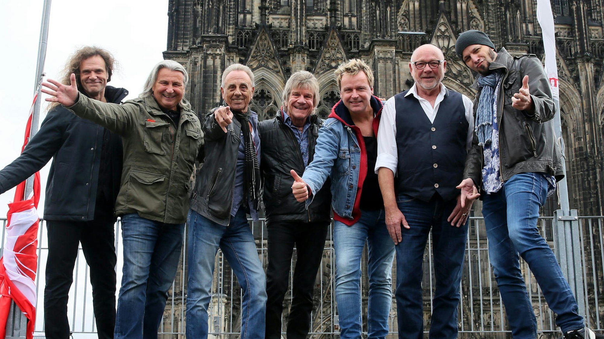 Die Bläck Fööss 2022 vor dem Kölner Dom