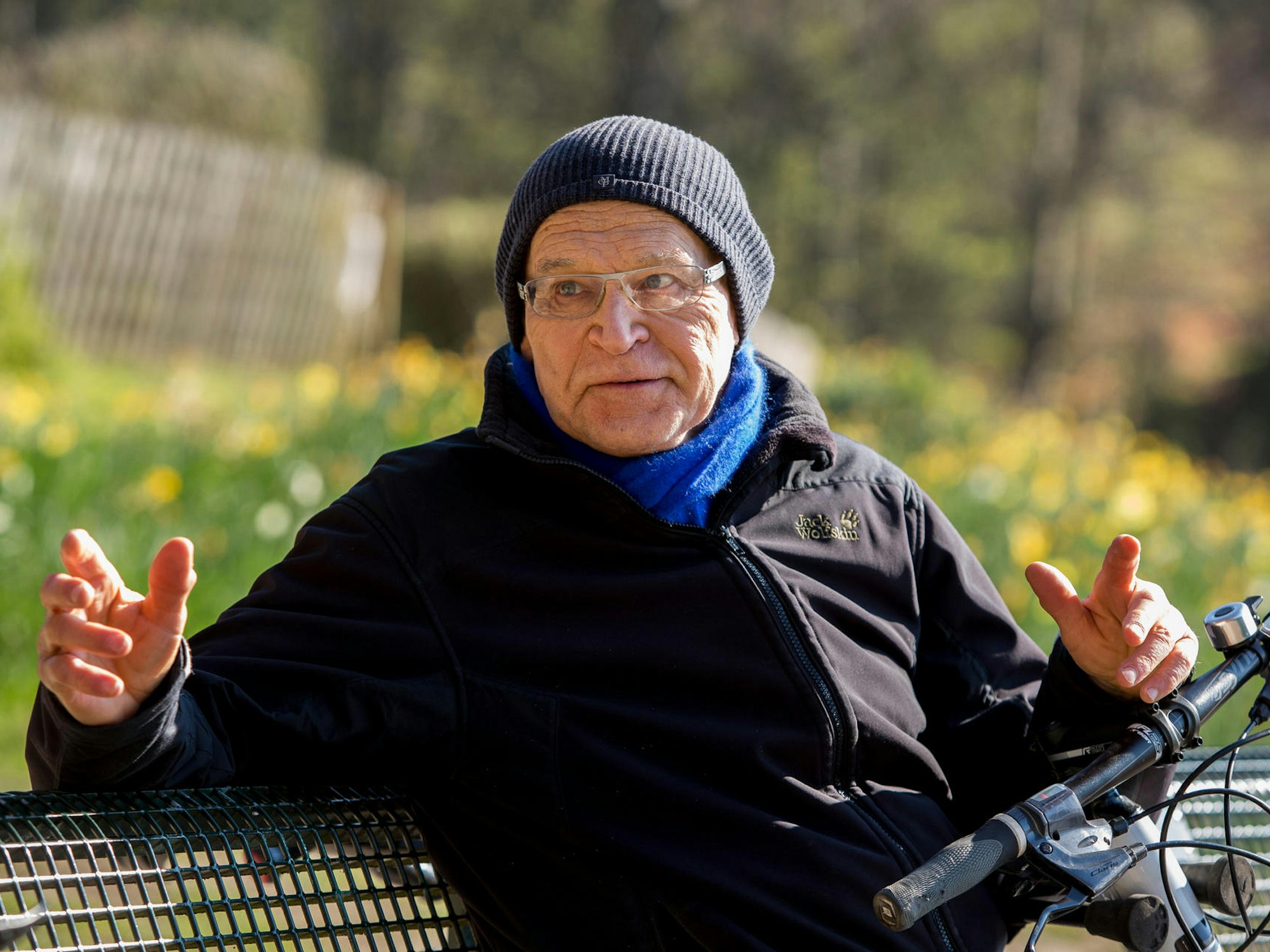 Günter Wallraff sitzt auf einer Parkbank.