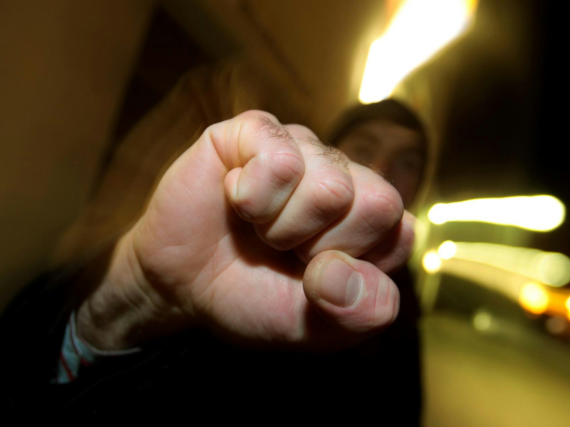 Ein Polizeiauto steht auf einem Parkplatz.