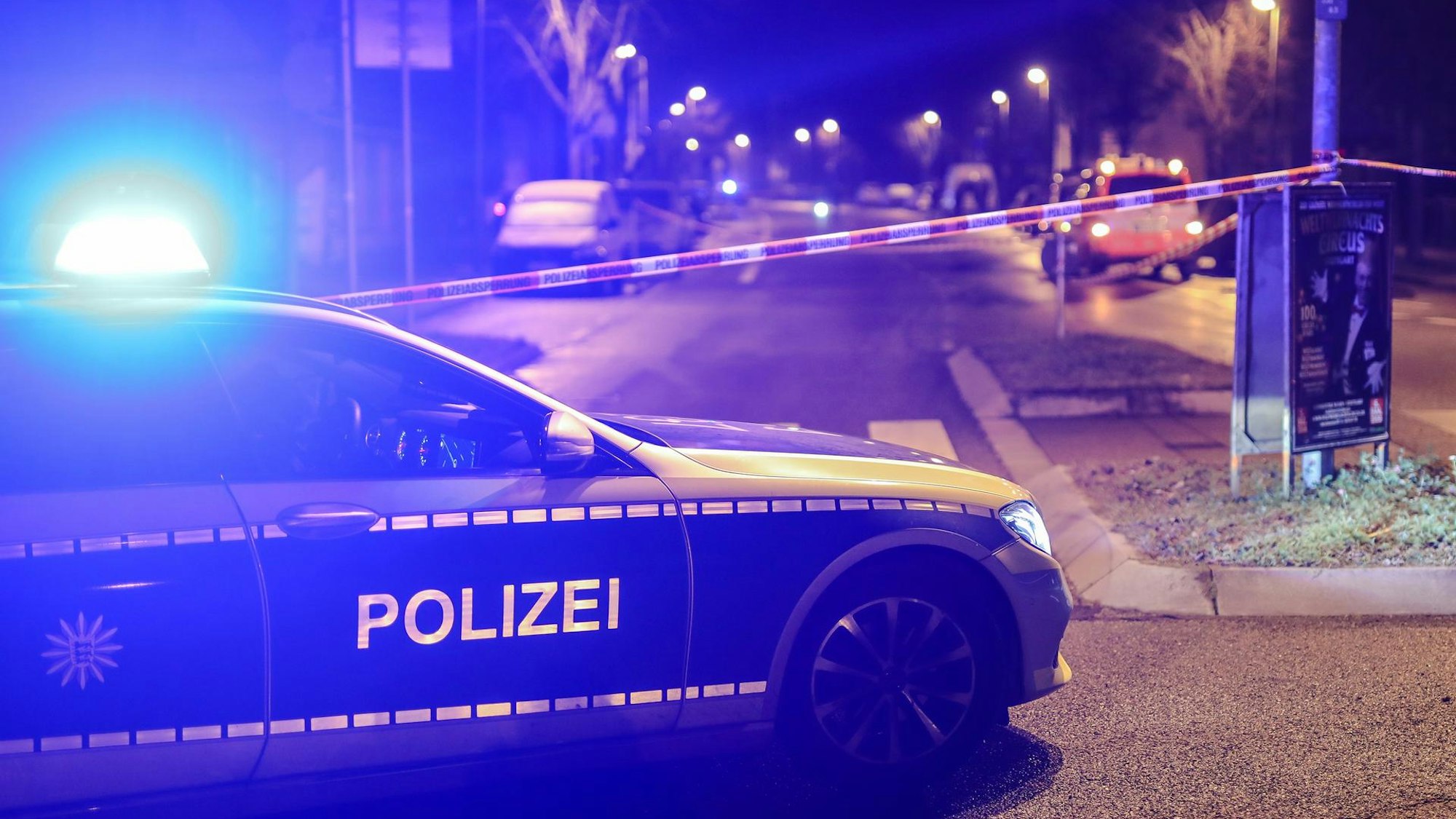 Ein Einsatzwagen der Polizei mit eingeschaltetem Blaulicht. Die Polizei sucht in Bielefeld nach einem unbekannten Täter, der einen 21-jährigen Mann gegen einen Zug geschubst haben soll.