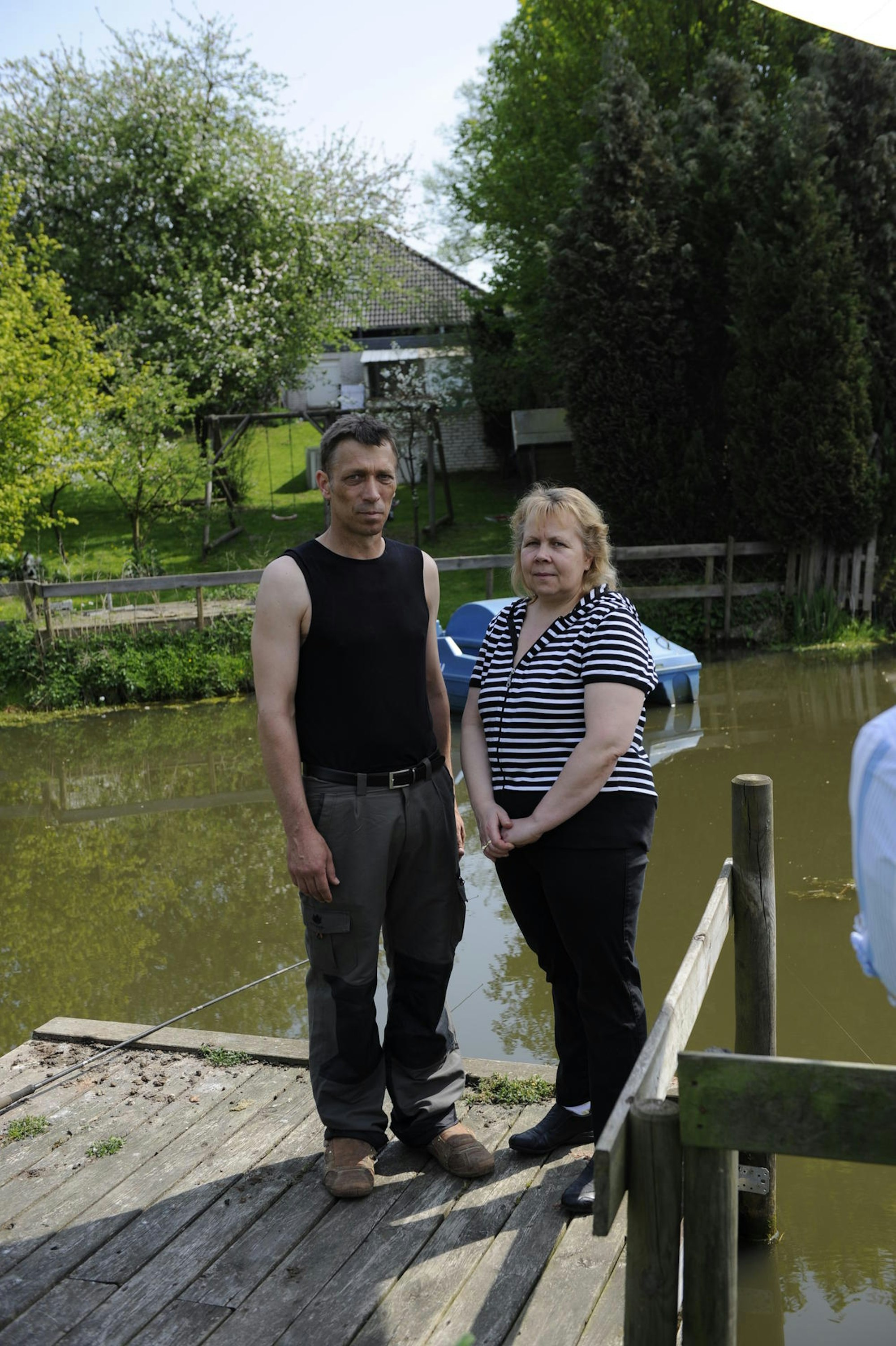 Petra und Achim am eigenen Teich mi Boote (2)