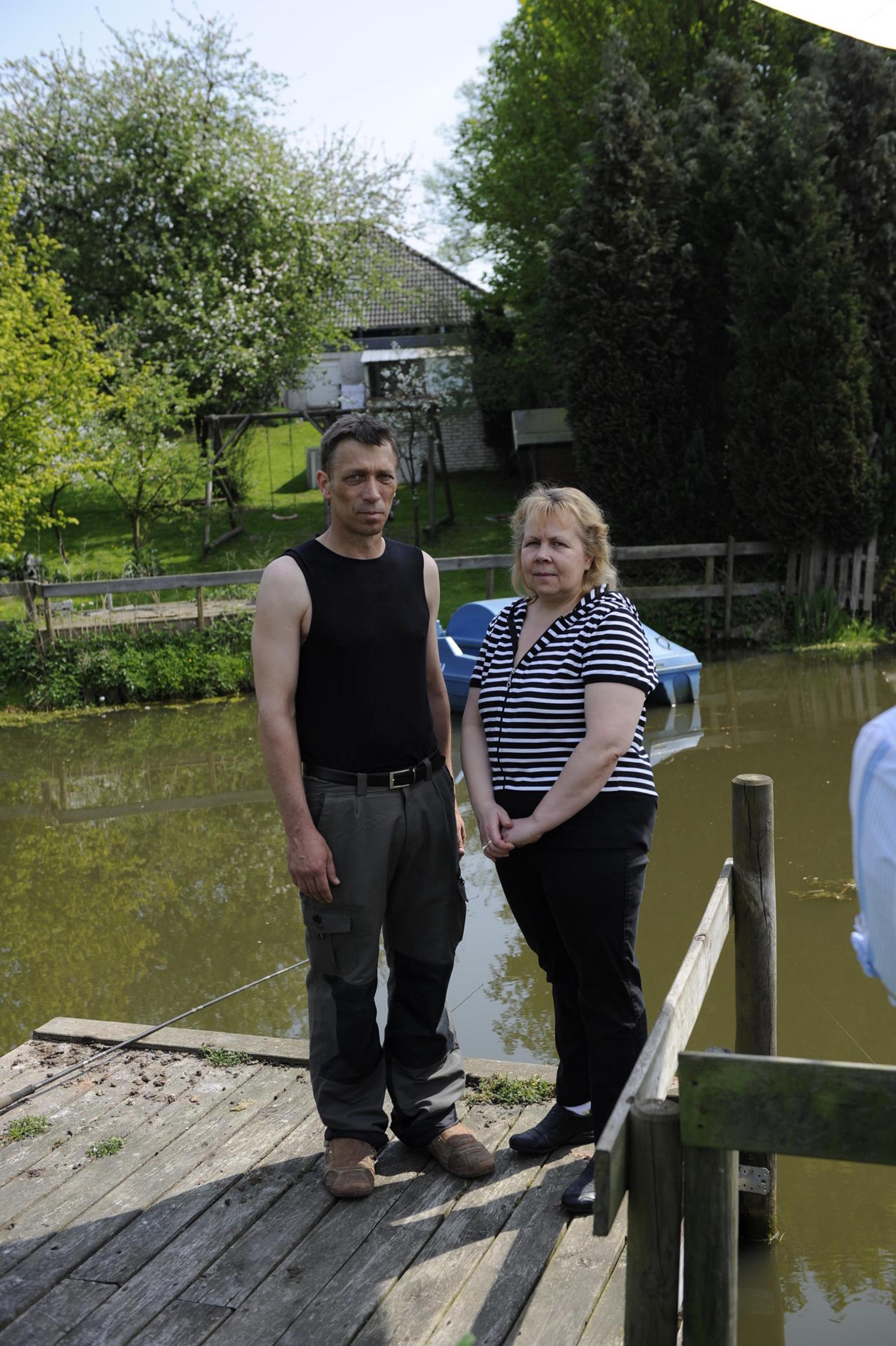 Petra und Achim am eigenen Teich mi Boote (2)