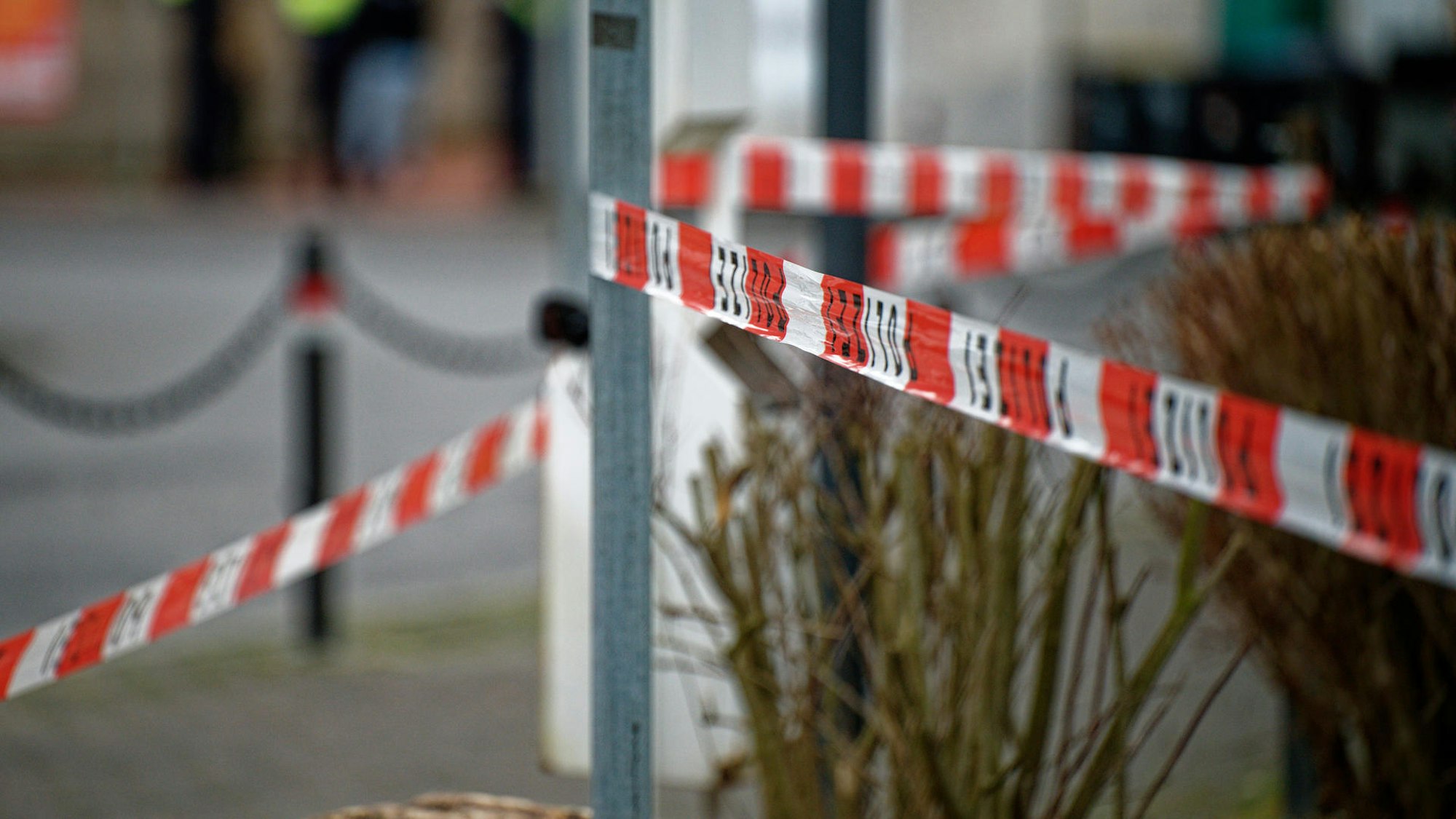 Der Bereich eines Tatortes ist mit Flatterband von der Polizei abgesperrt worden.