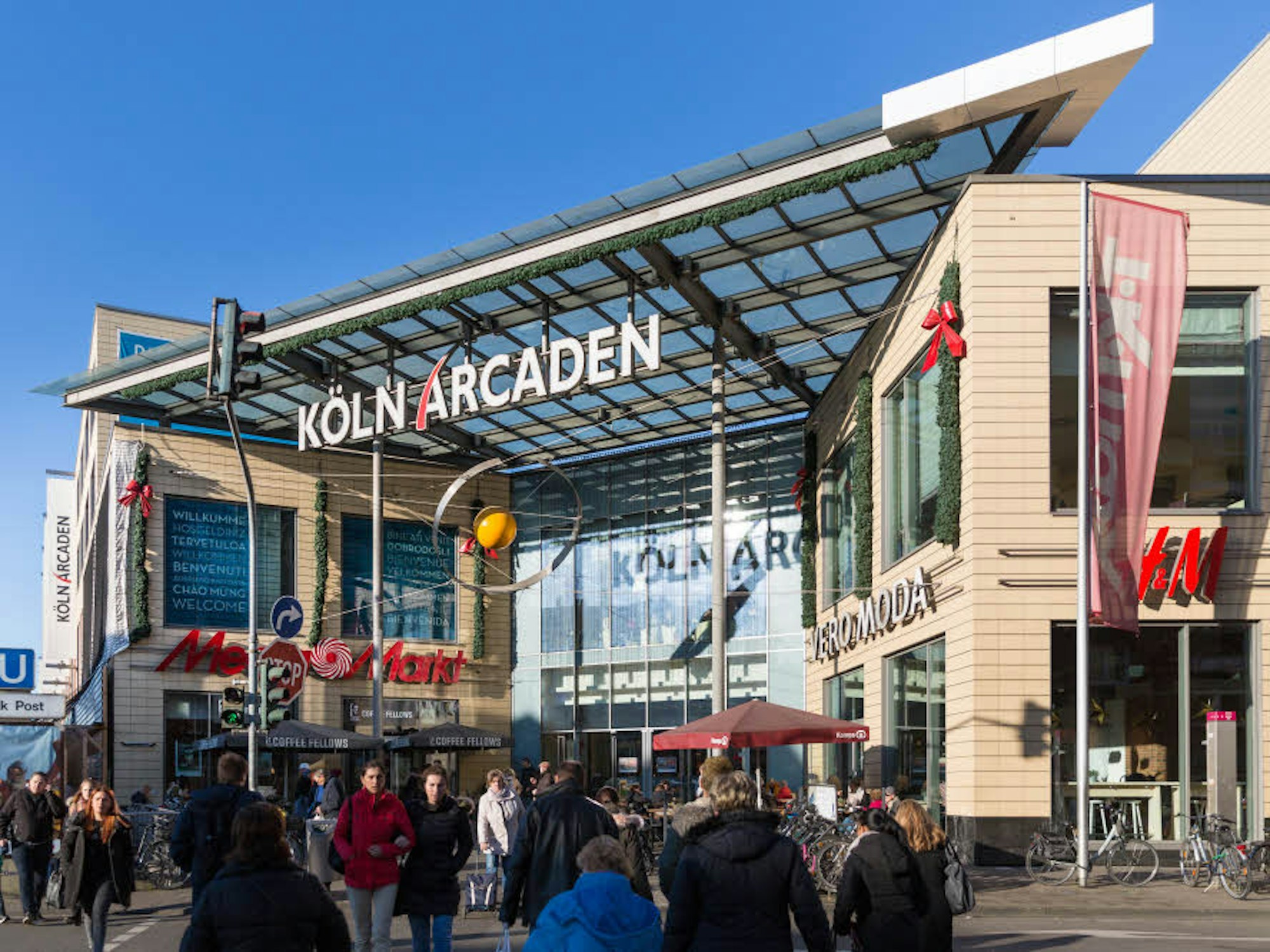 Das Foto zeigt die Köln-Arcaden. Ein 29-Jähriger wurde am Donnerstag (16. März 2023) dabei erwischt, wie er mehrere Paar Schuhe mit einer präparierten Klau-Tüte stehlen wollte.